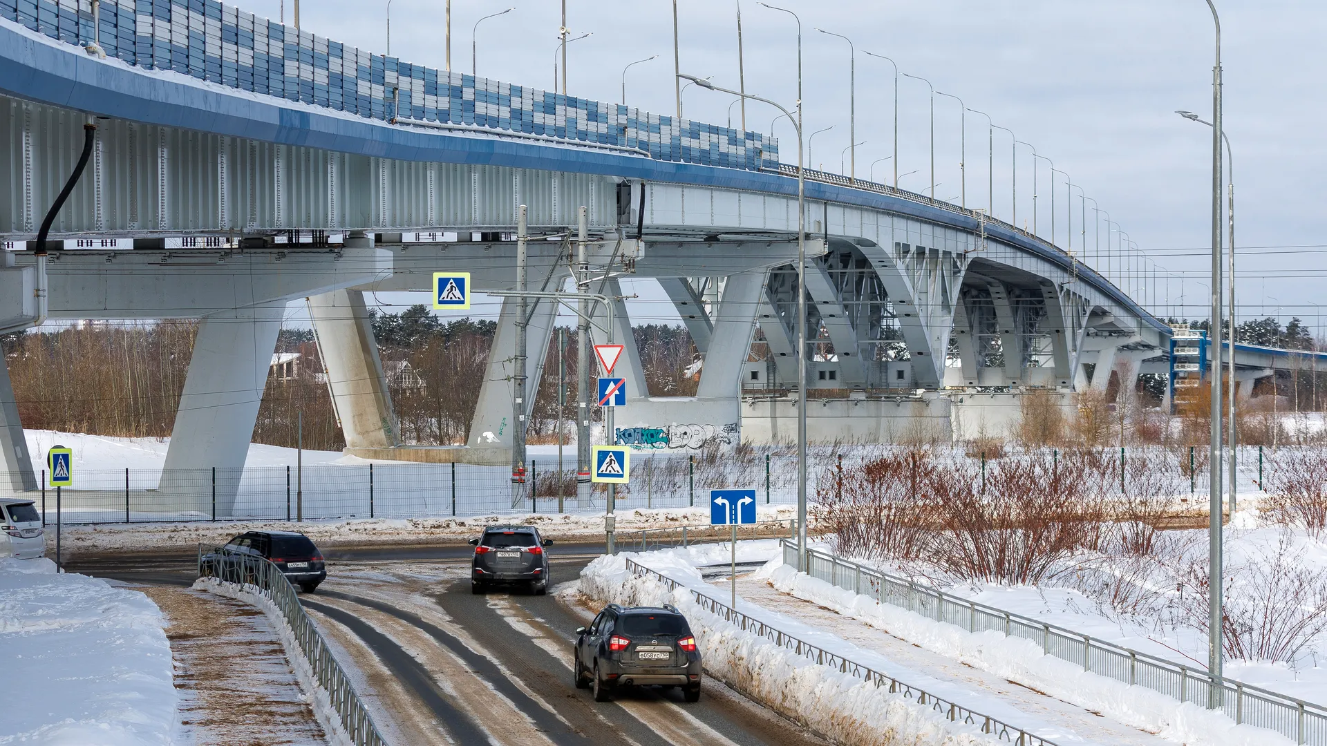Зимний вид на мост через Волгу в Дубне