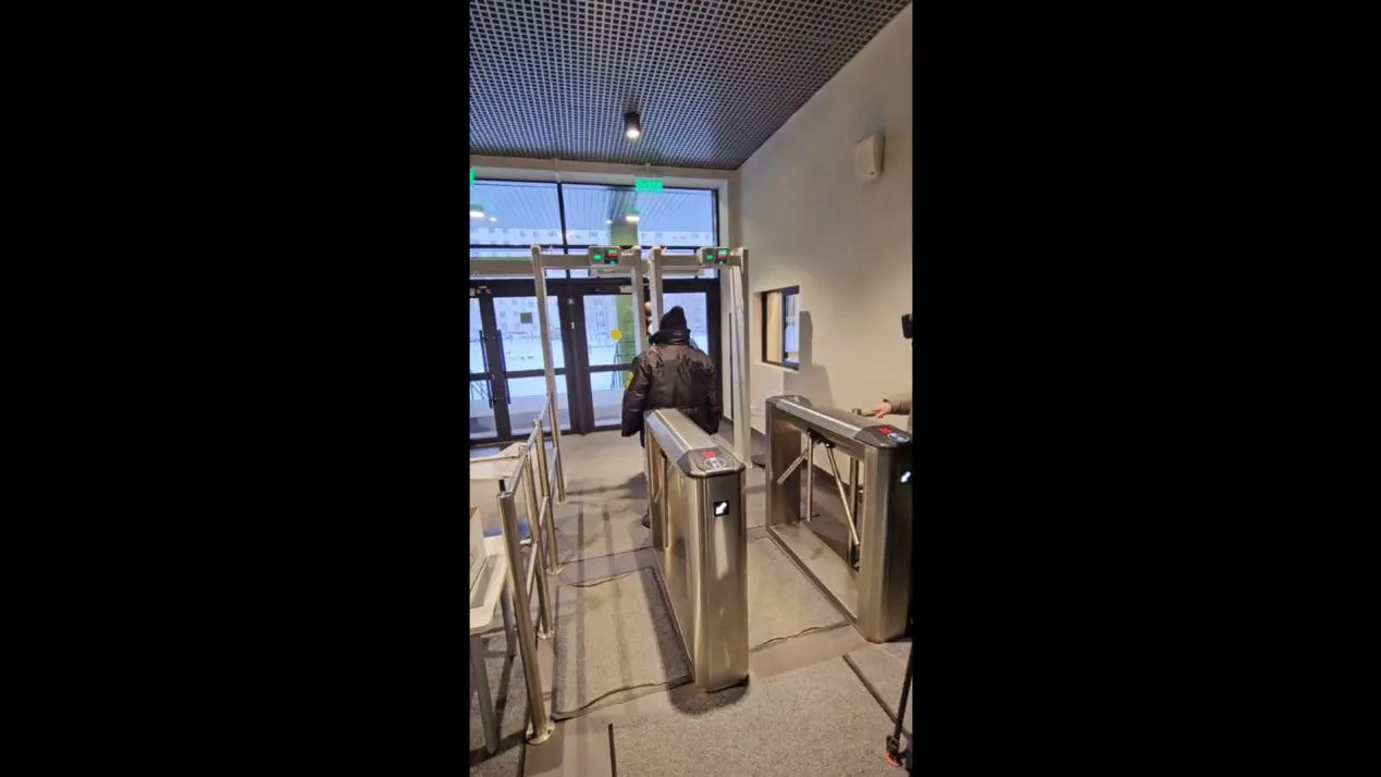 "Прессек, ответь!" / Яна Комарова-Енькова