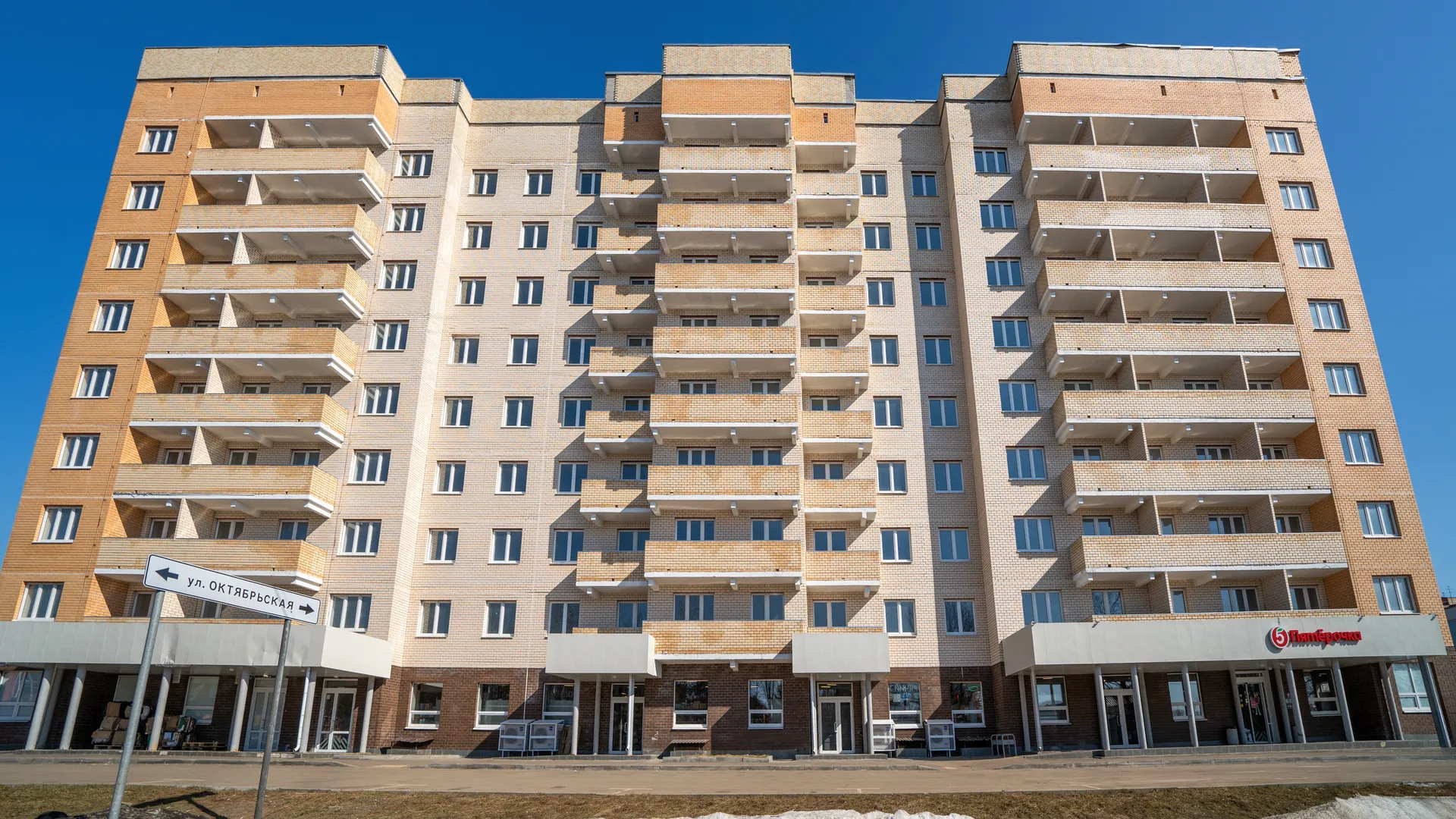 Новый дом в микрорайоне Локомотивный поселка Поварово округа Солнечногорск для переселенцев из аварийного жилья