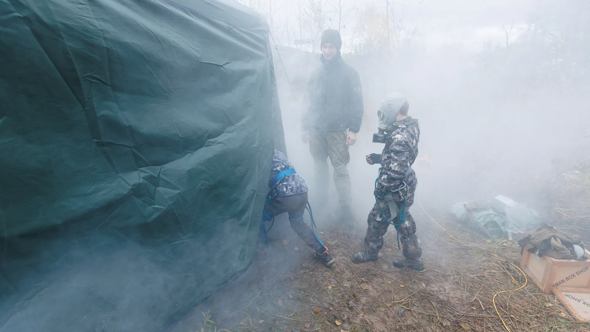 Мастер-класс от спасателей по тушению пожара в палатке на фестивале безопасного туризма