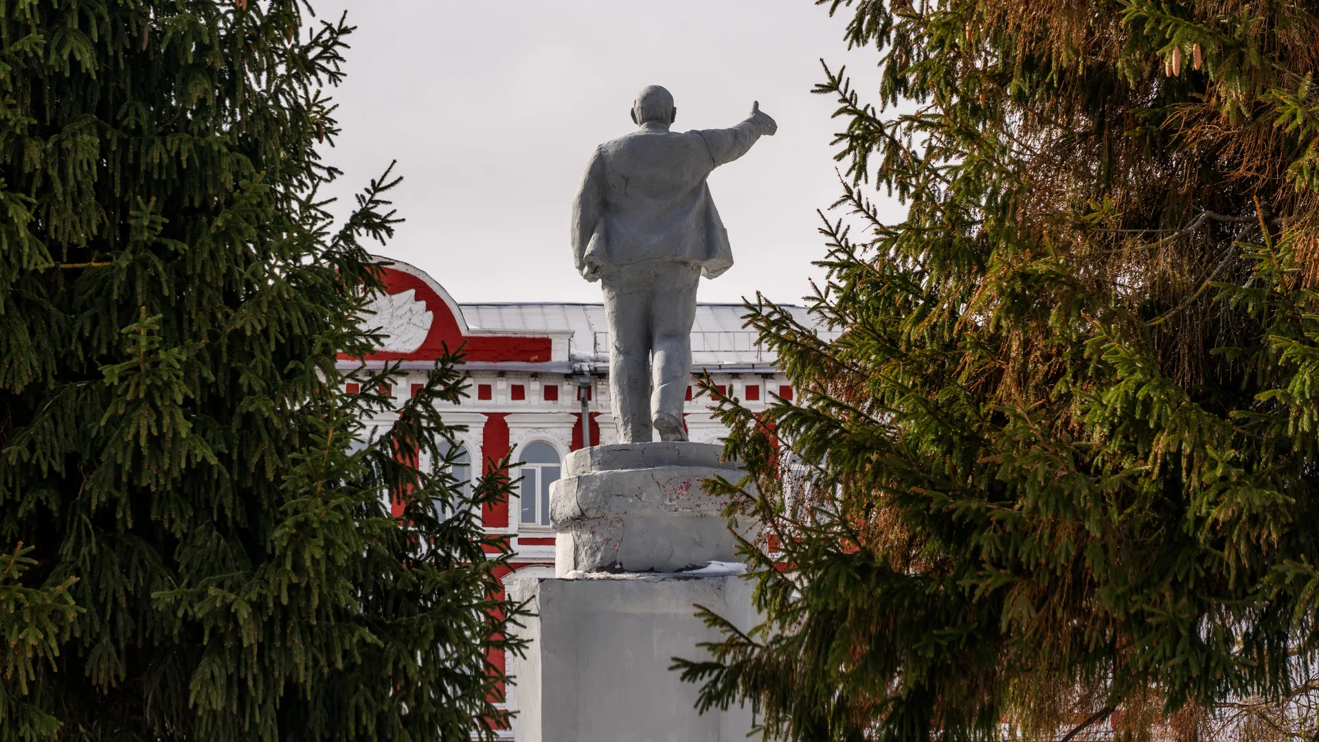 Памятник В.И. Ленину на площади Двух Революций