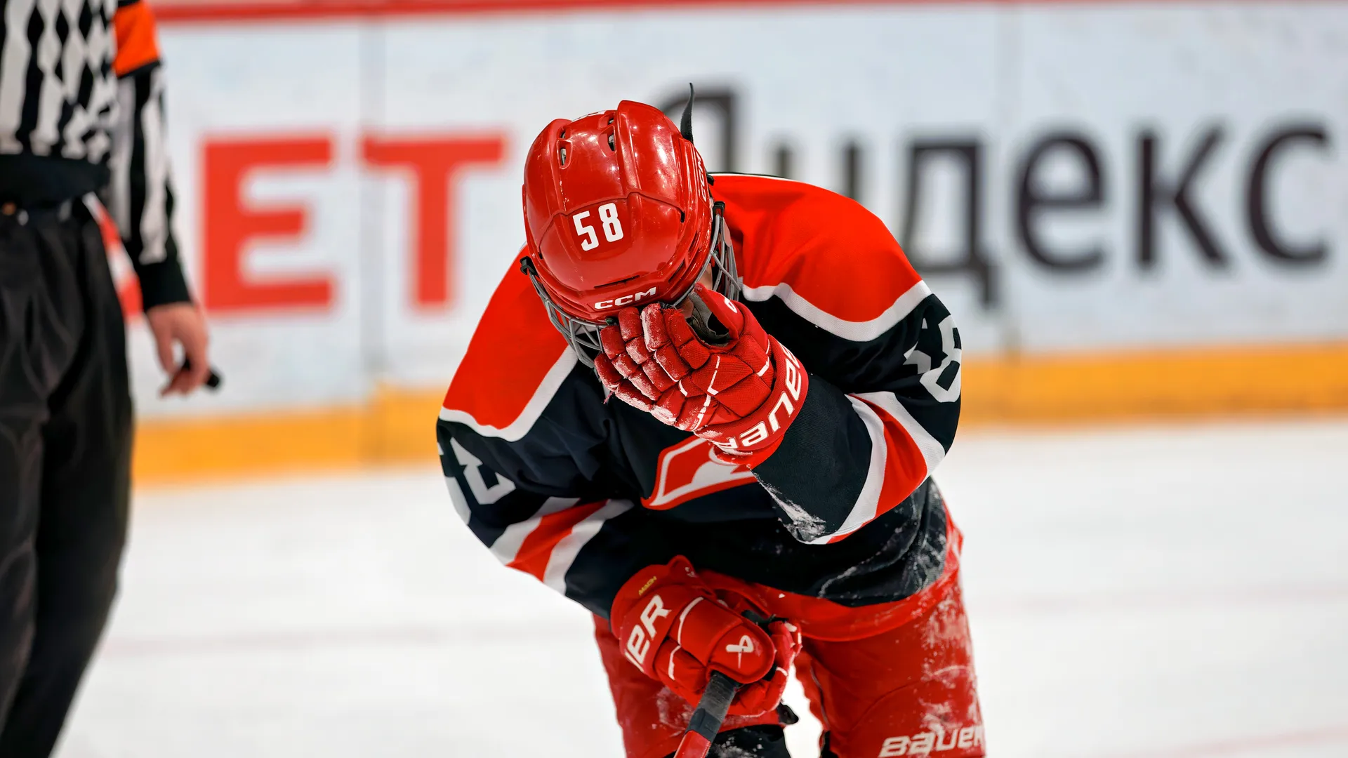 Хоккейный матч за золотую медаль в Кубке Юрия Ляпкина между командами «Спартак» из Москвы и «Витязь» из Подольска