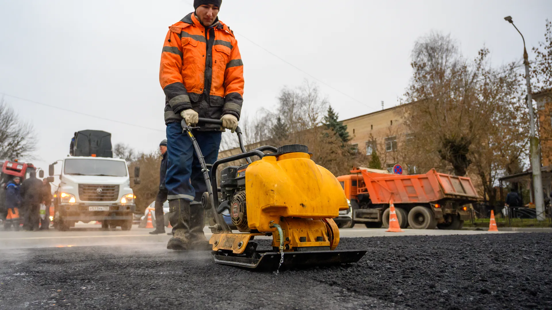 Рабочие Мособлводоканала укладывают асфальт в Орехово-Зуево после ремонта водопровода