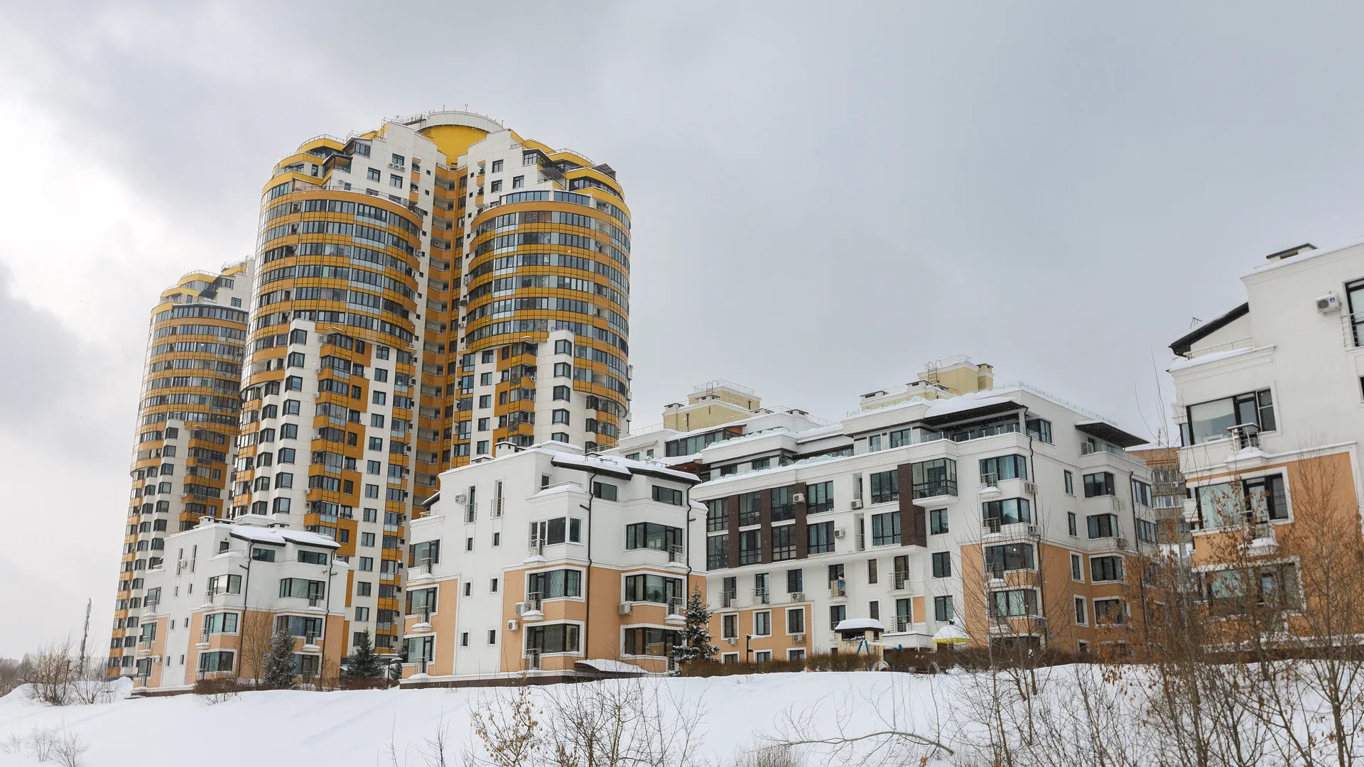 Зимние виды многоэтажек города Химки