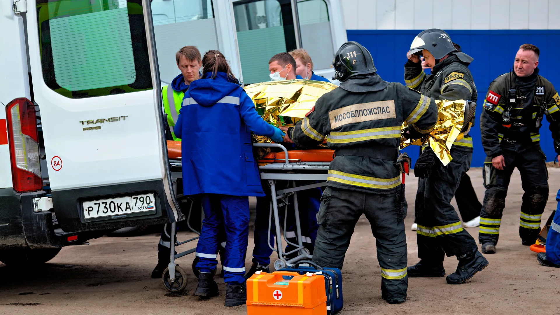 Эвакуация пострадавшего на скорой помощи с места ДТП на учениях Мособлпожспаса совместно с медициной катастроф в Чехове