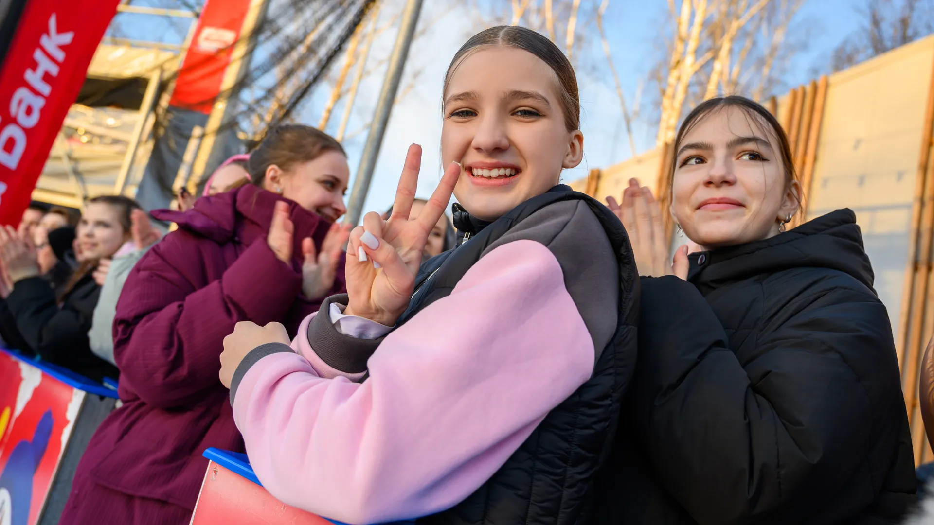 Зрители фестиваля фигурного катания «Хрустальный лед» в Центральном парке культуры и отдыха Пушкино