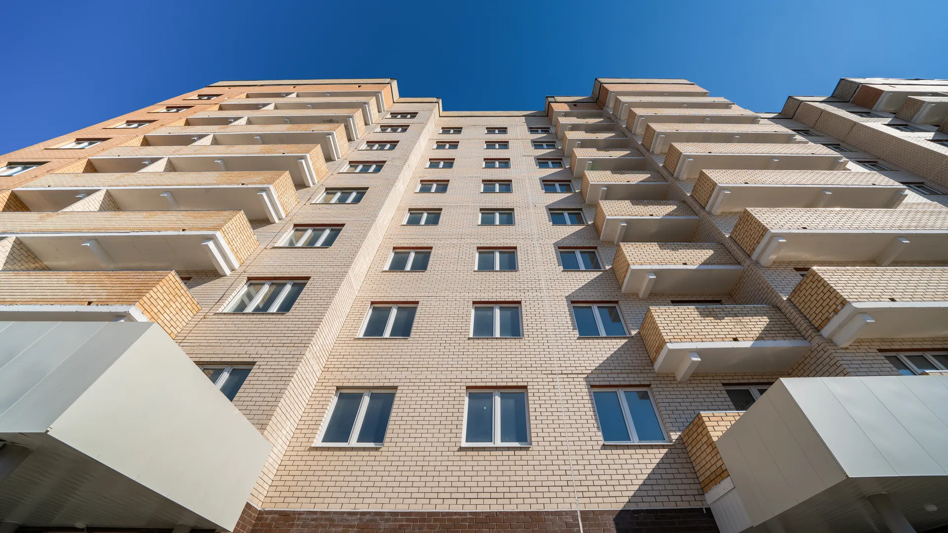 Новый дом в микрорайоне Локомотивный поселка Поварово округа Солнечногорск для переселенцев из аварийного жилья