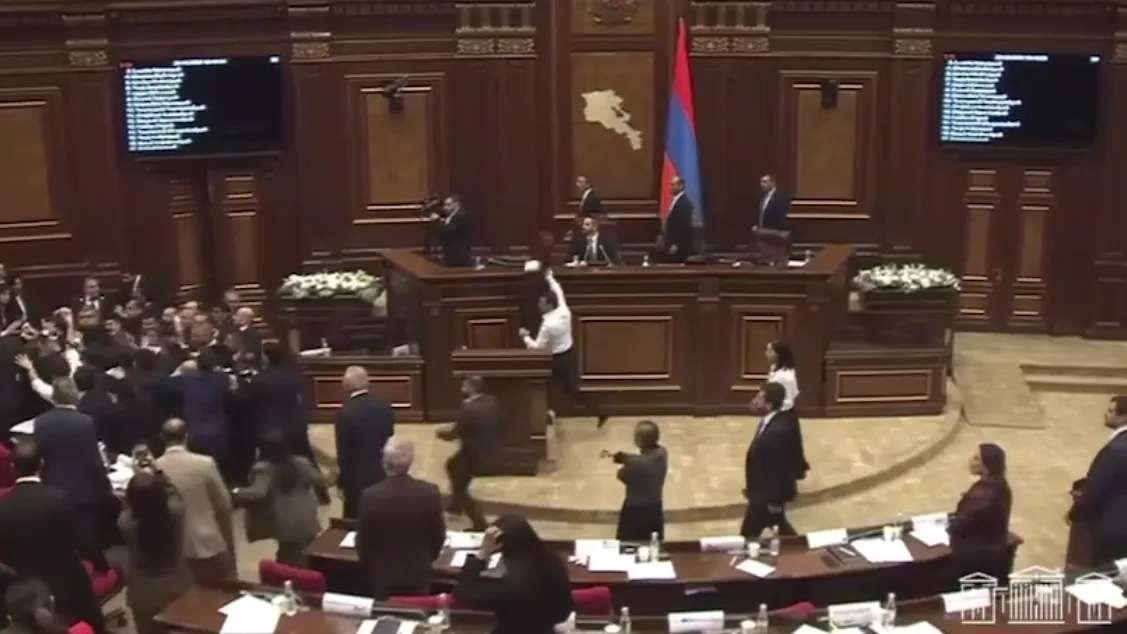 скриншот видео трансляции заседания парламента Армении