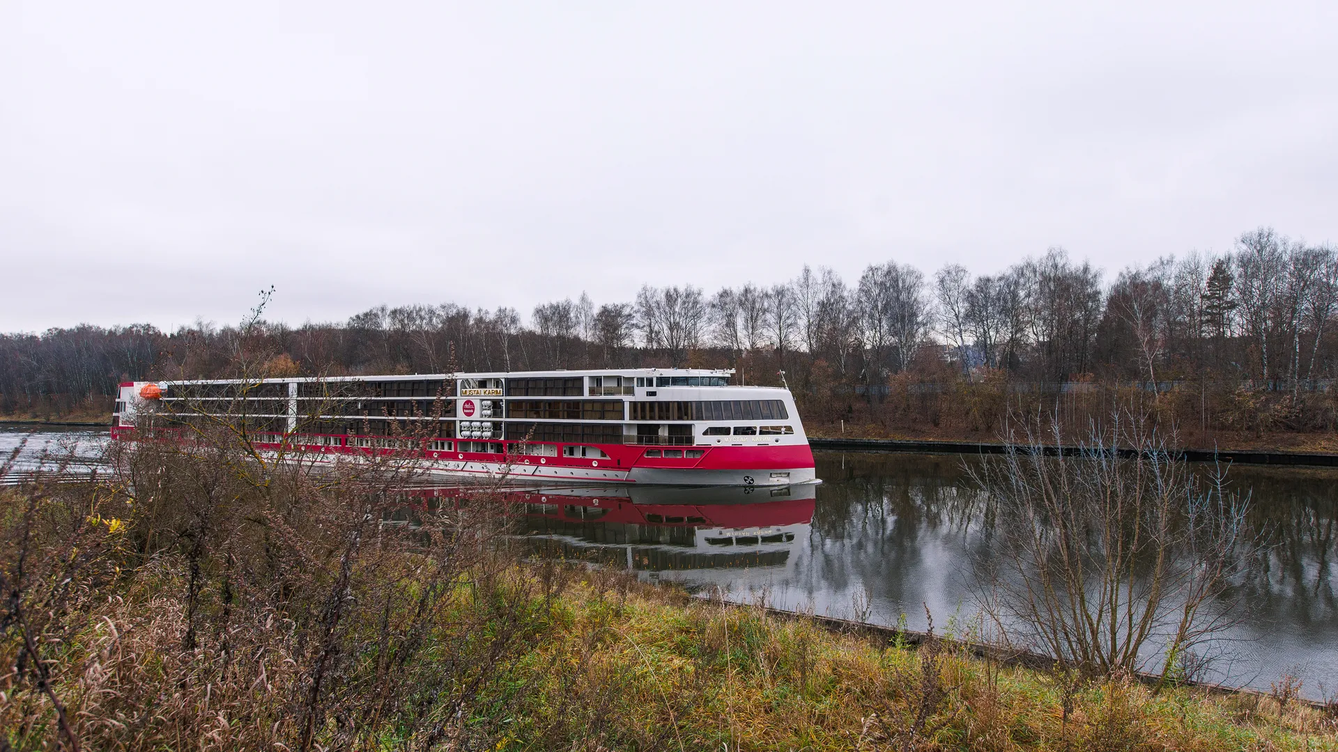 Последний рейс речной навигации теплохода по каналу имени Москвы в Химках