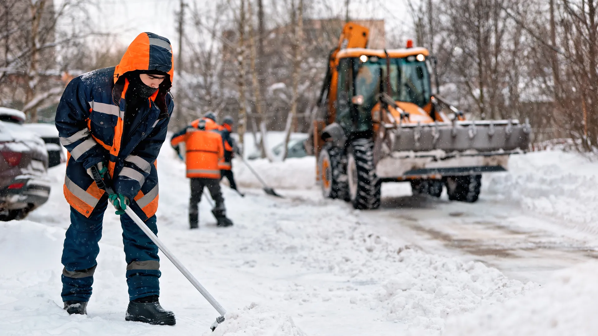 Уборка снега в поселке Большие Вяземы Одинцовского округа