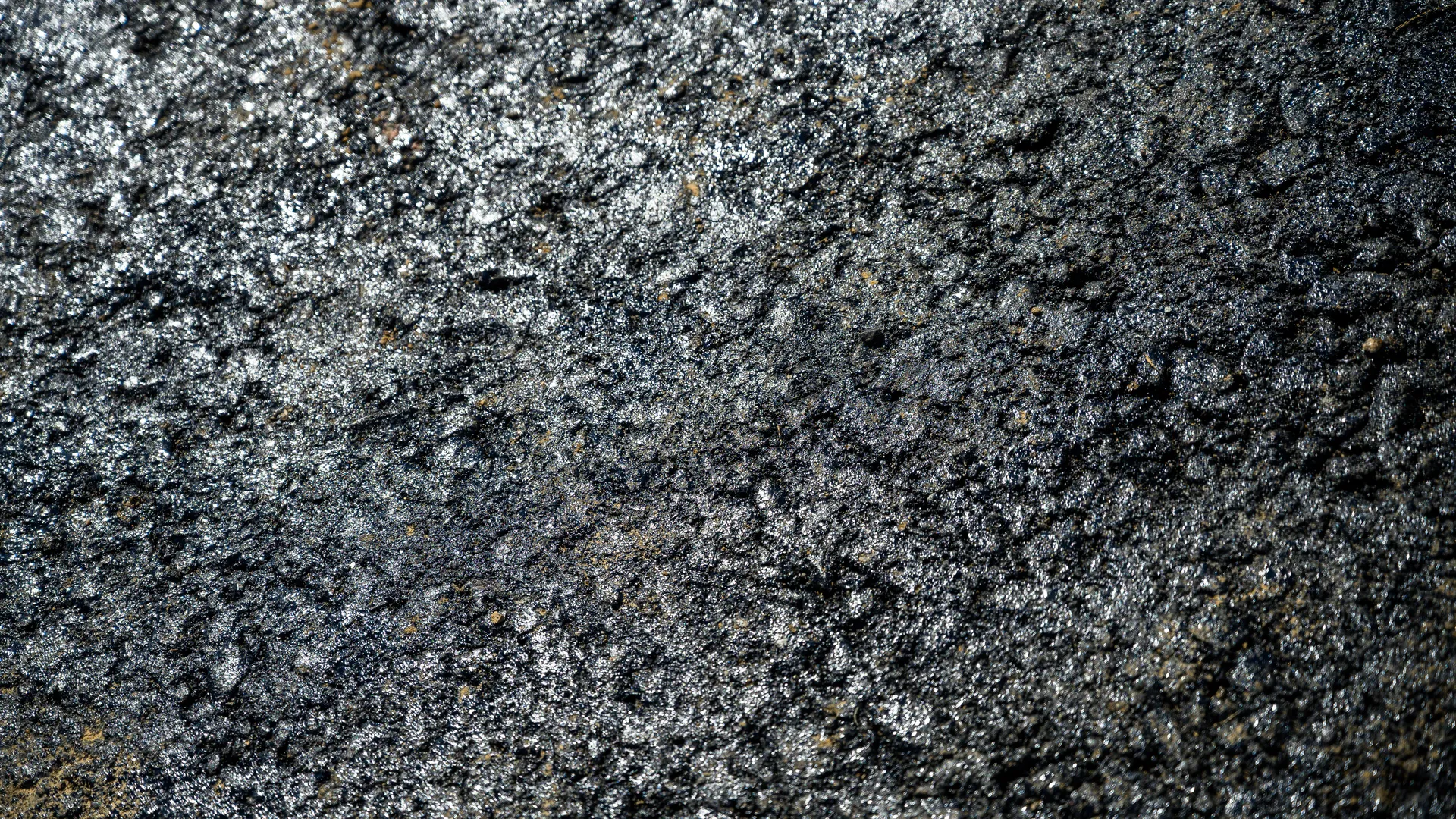 Укладка асфальта при реконструкции Афанасовского шоссе в Мытищах