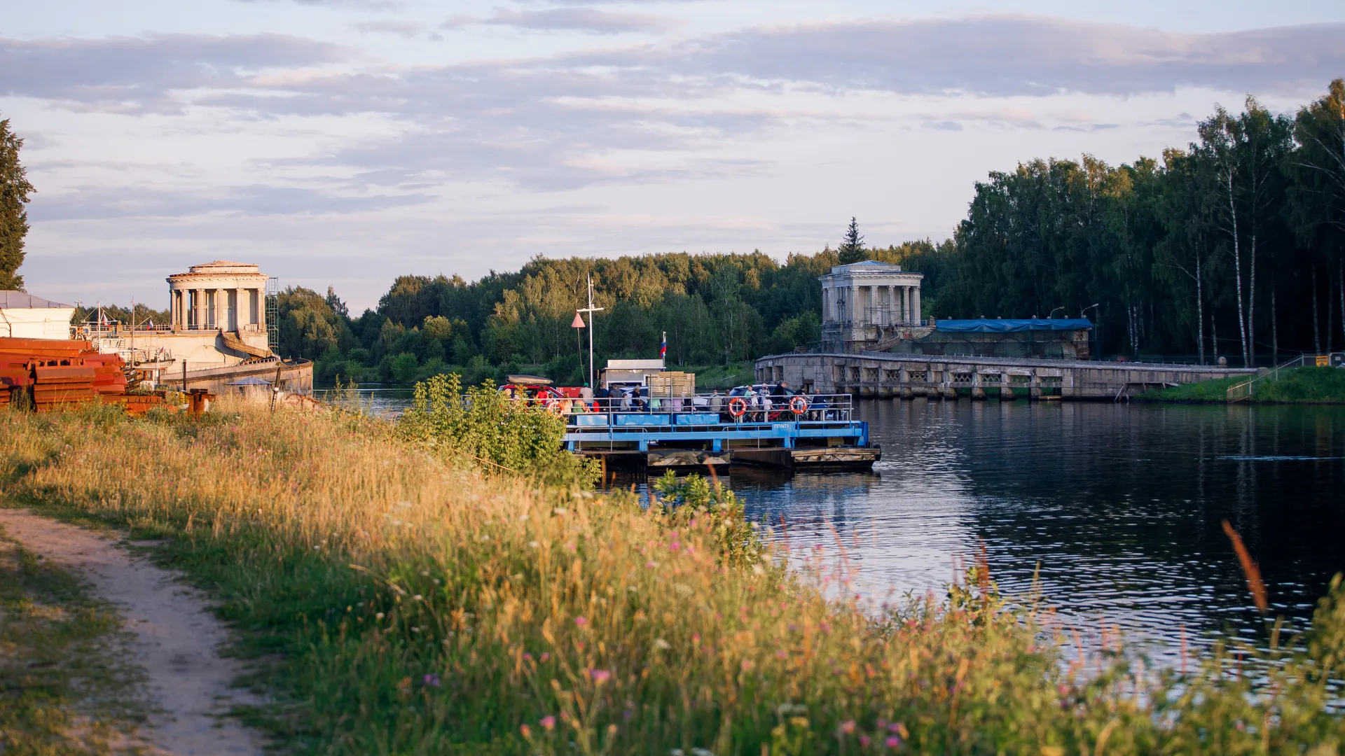 Дубна. Паромная переправа № 1 через канал им. Москвы и заградительные ворота