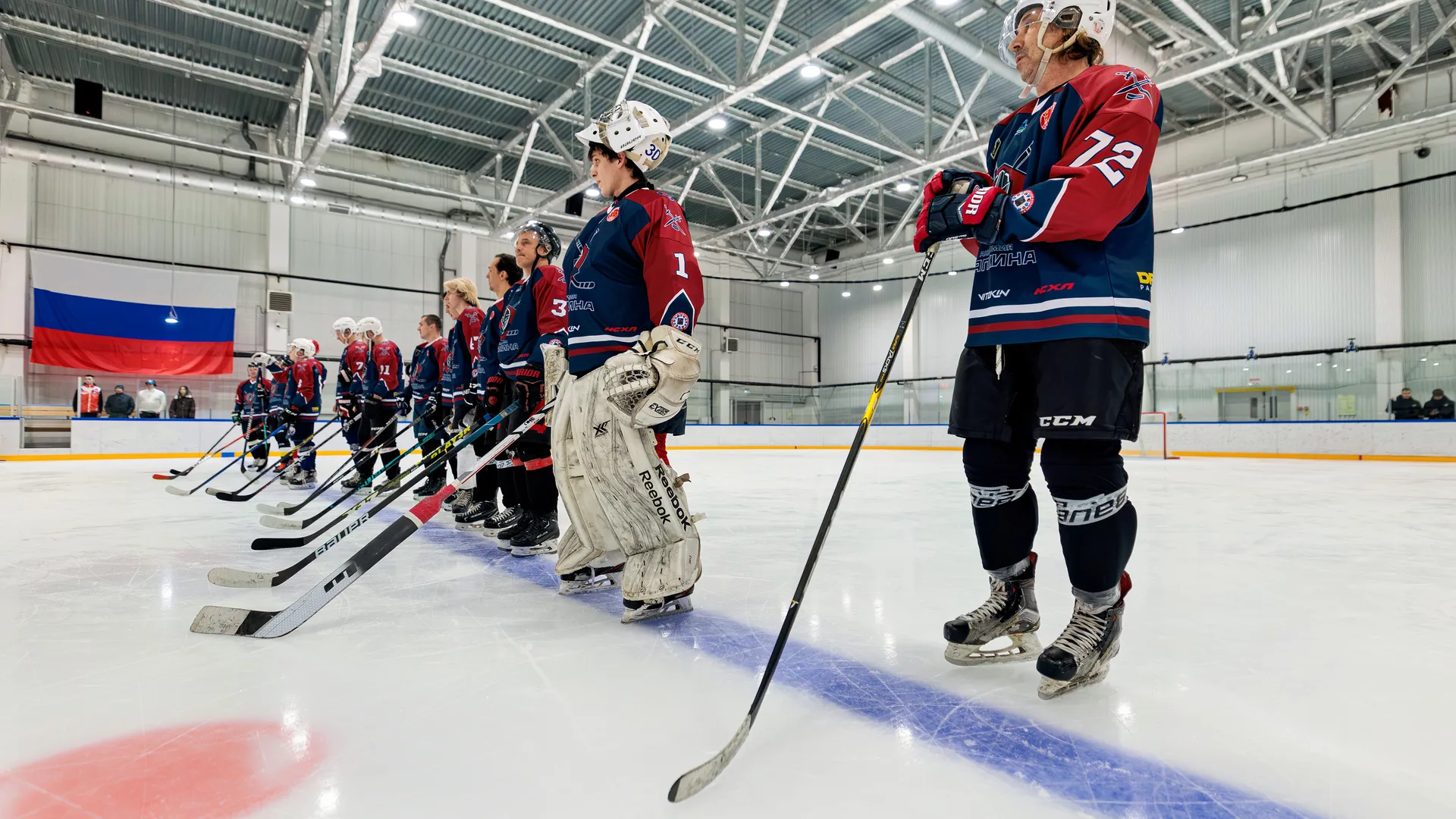 Команда Академии хоккея им. Ю. Е. Ляпкина против Звездной сборной в благотворительном хоккейном матче