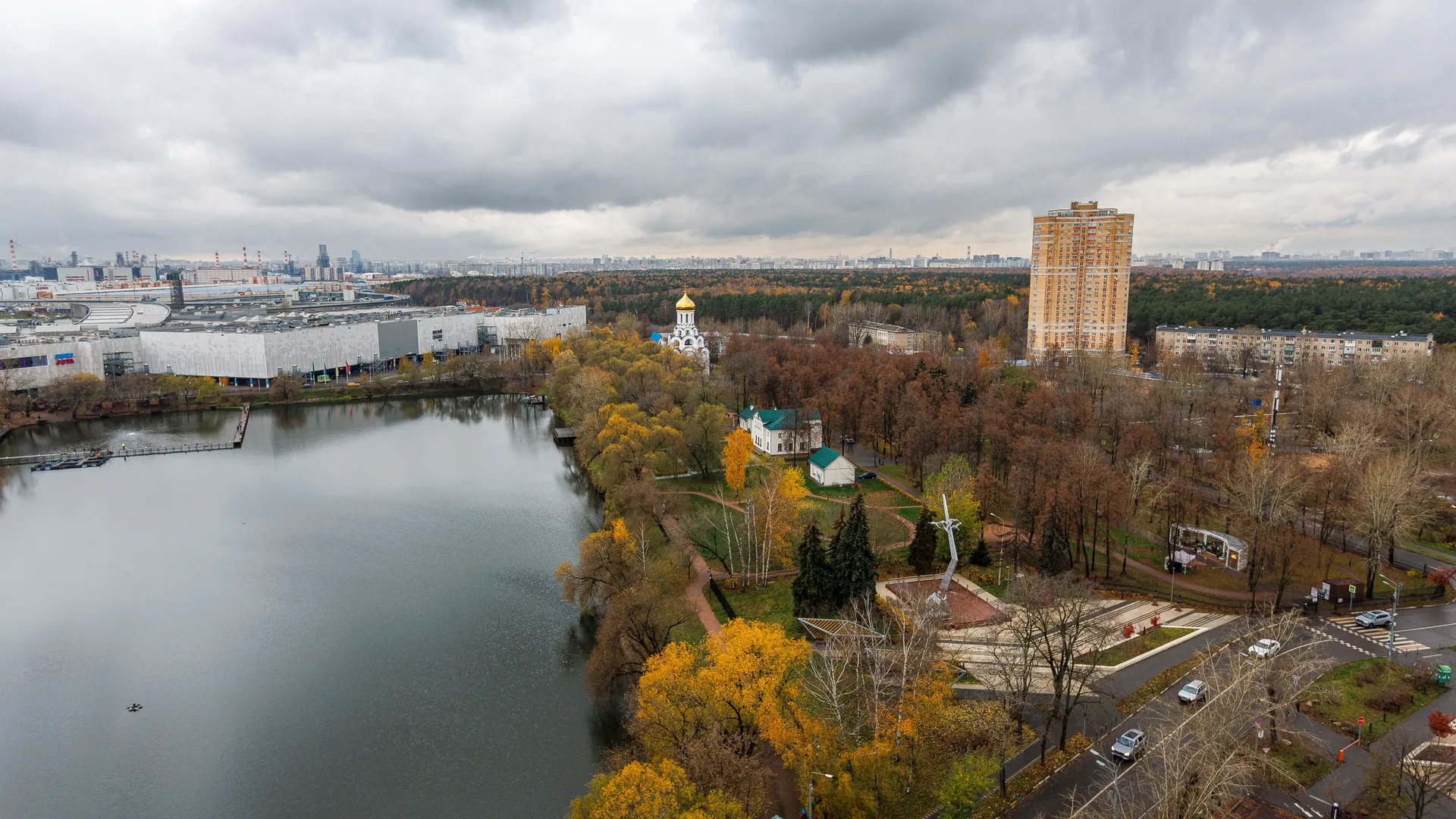 Вид сверху на пруд Белая Дача в городе Котельники осенью