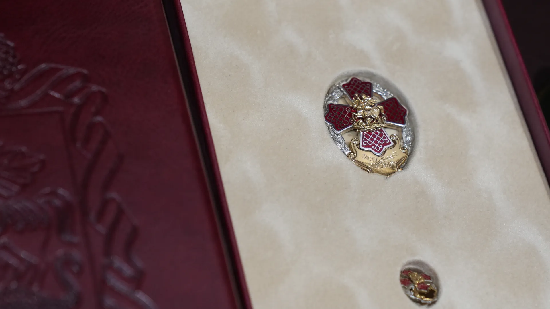 Нагрудный знак "Заслуженный спасатель Московской области"