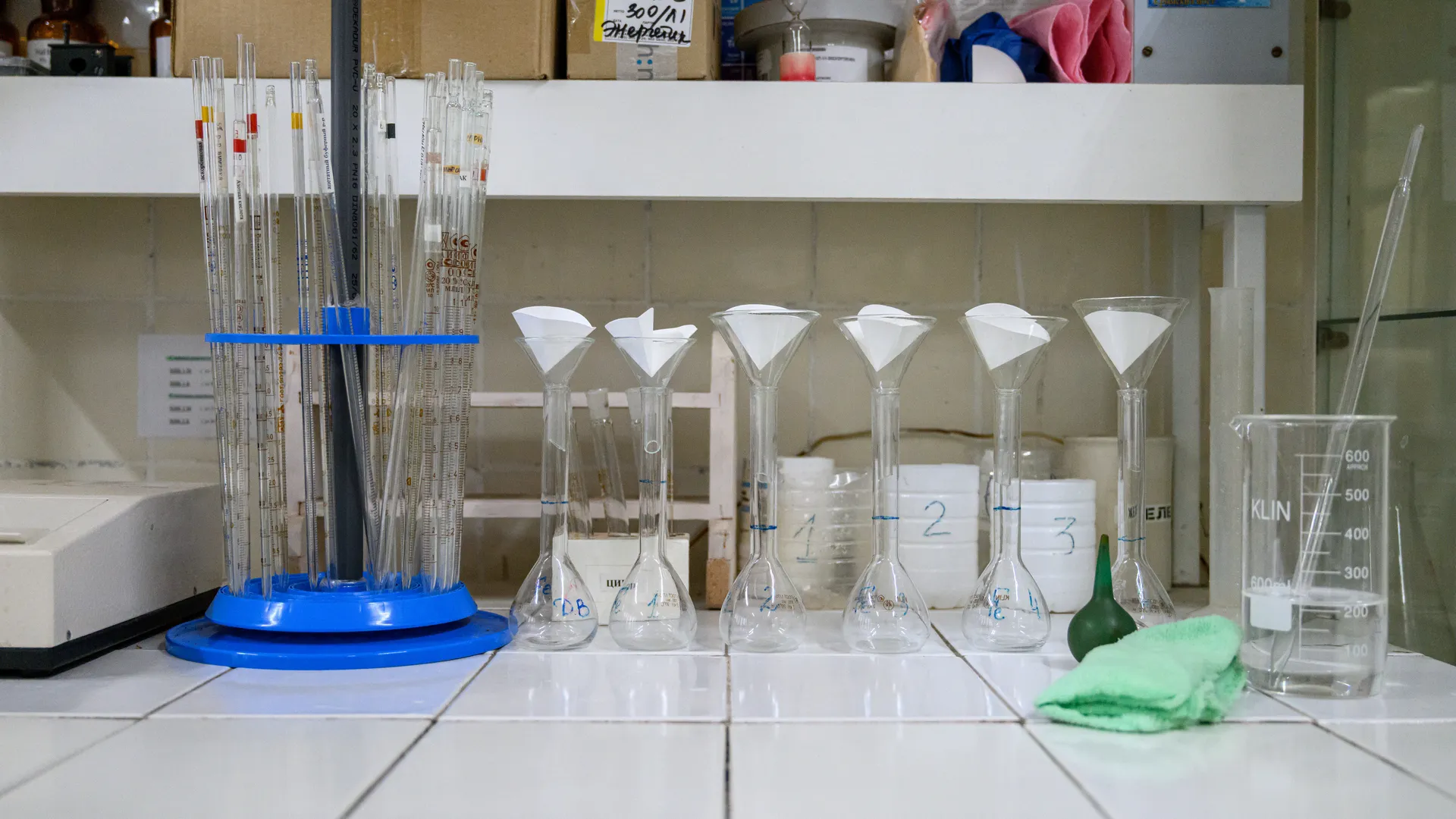 Контроль качества воды сотрудниками Мособлводоканала в лаборатории