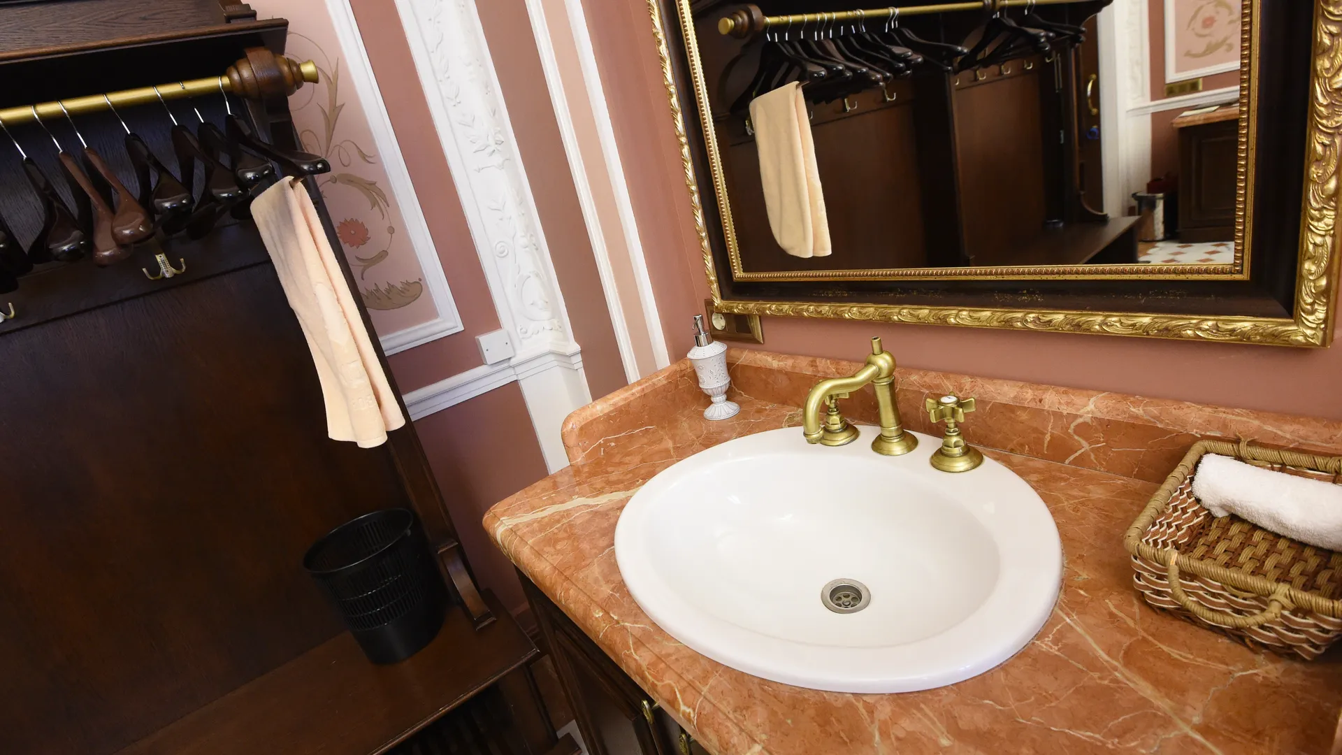 Московские термы: бани, где пьют Moët, заключают сделки и удивляют иностранцев