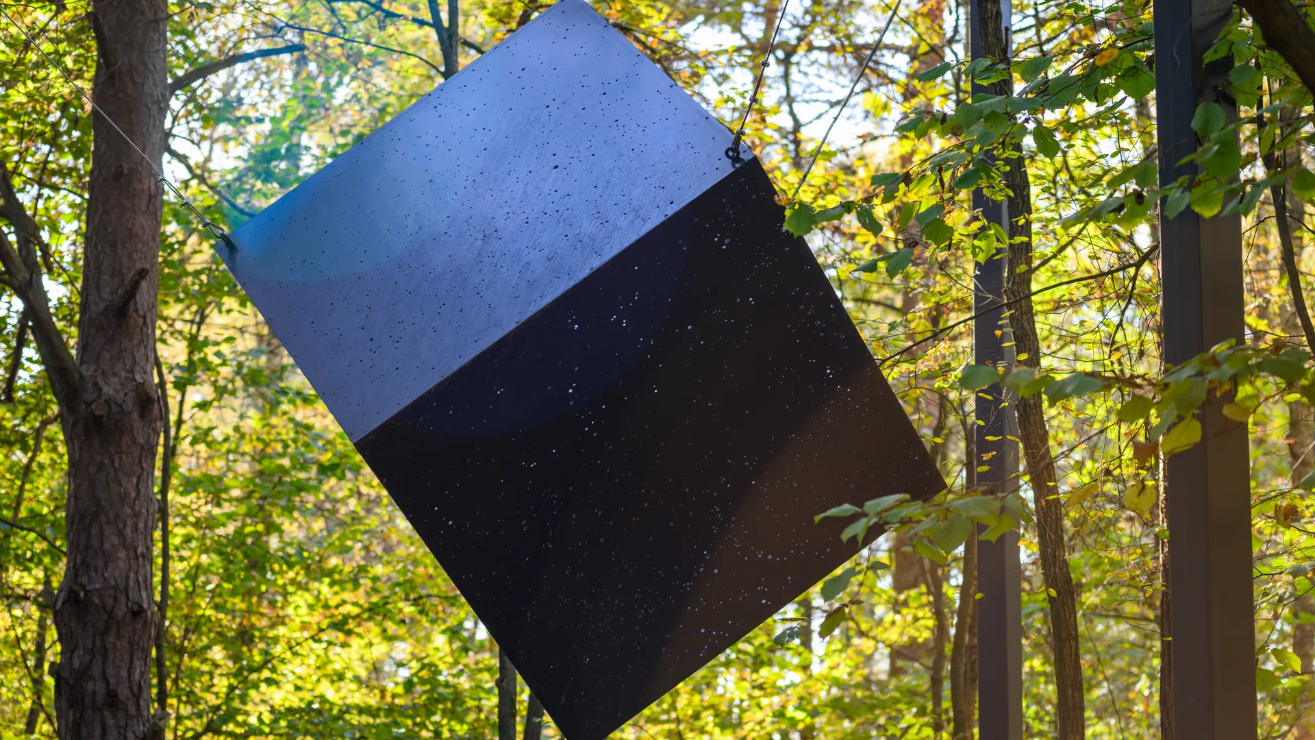 Арт-объект «Куб космоса» Леонида Тишкова в парке Малевича Одинцовского округа осенью