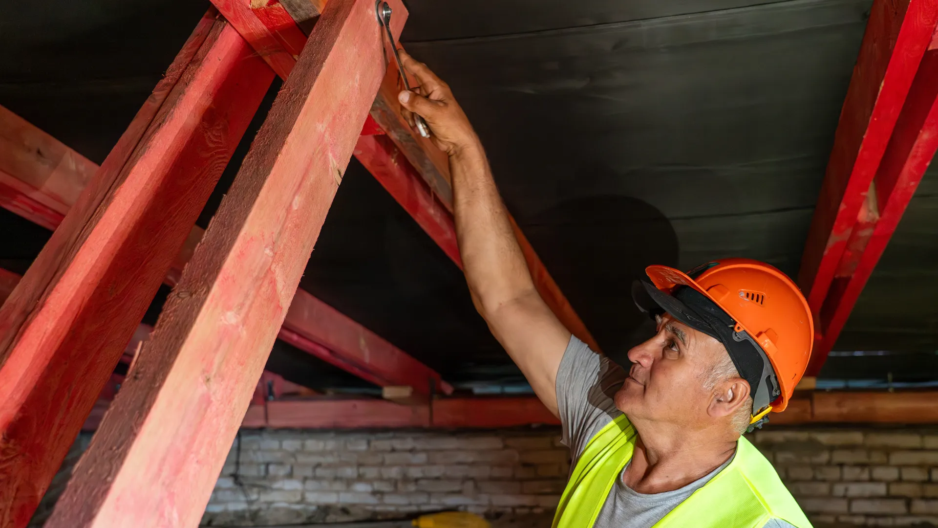 Строители выполняют капитальный ремонт кровли многоквартирного дома в селе Новоникольское Талдомского округа