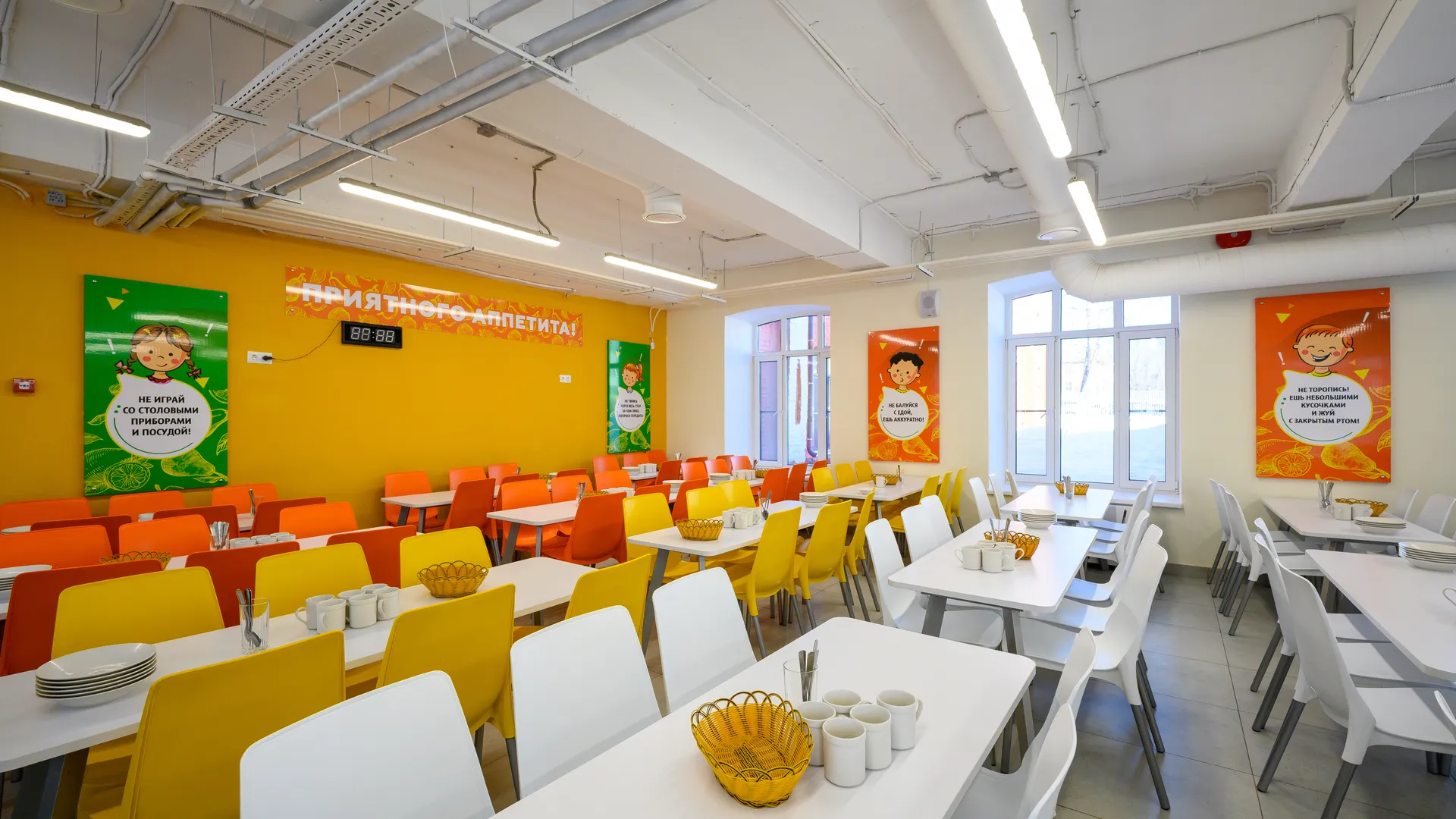 Столовая нового корпуса начальной школы образовательного комплекса № 19 в историческом здании в Мытищах