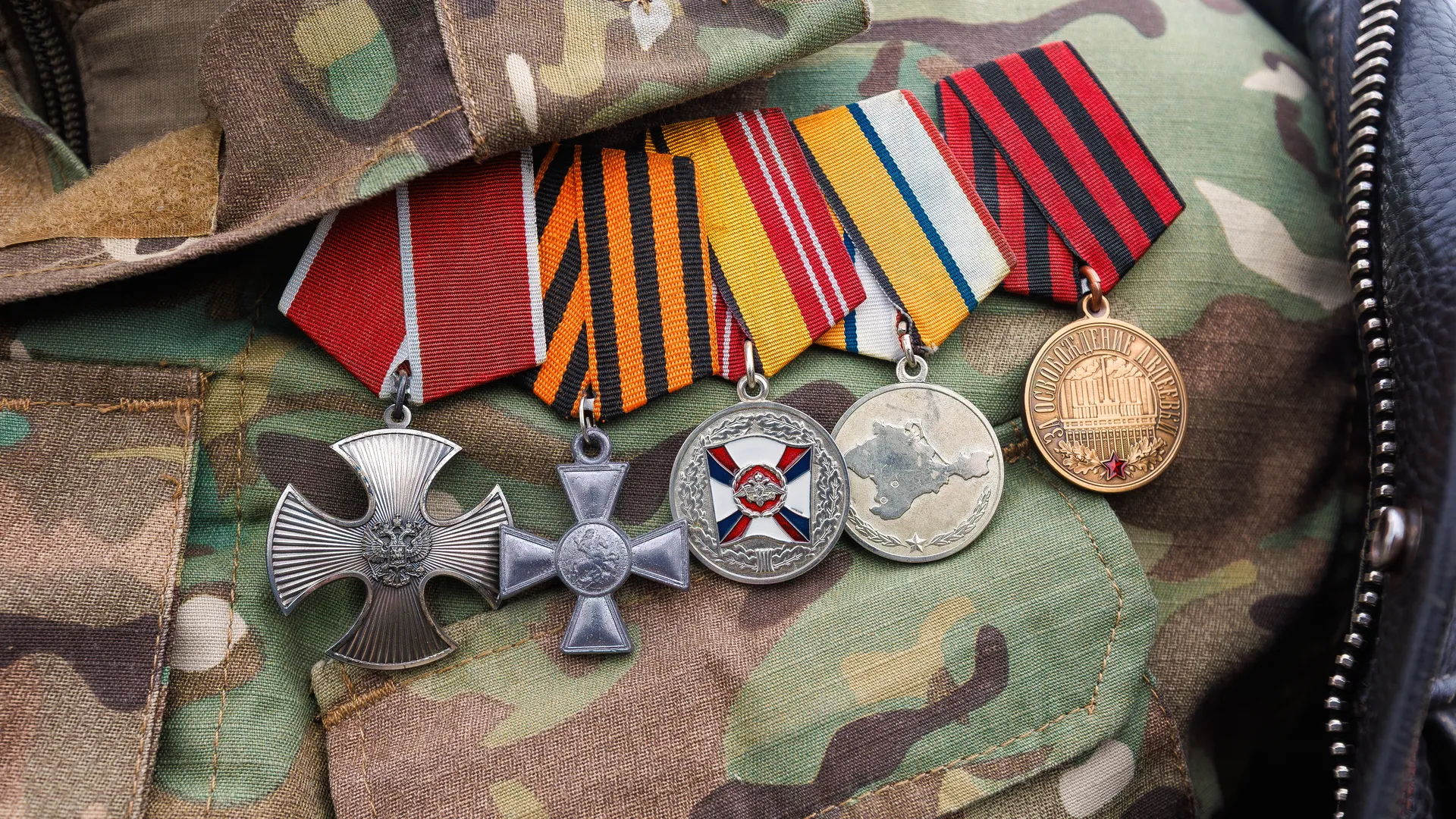 Медали на военной форме солдата СВО в День Победы
