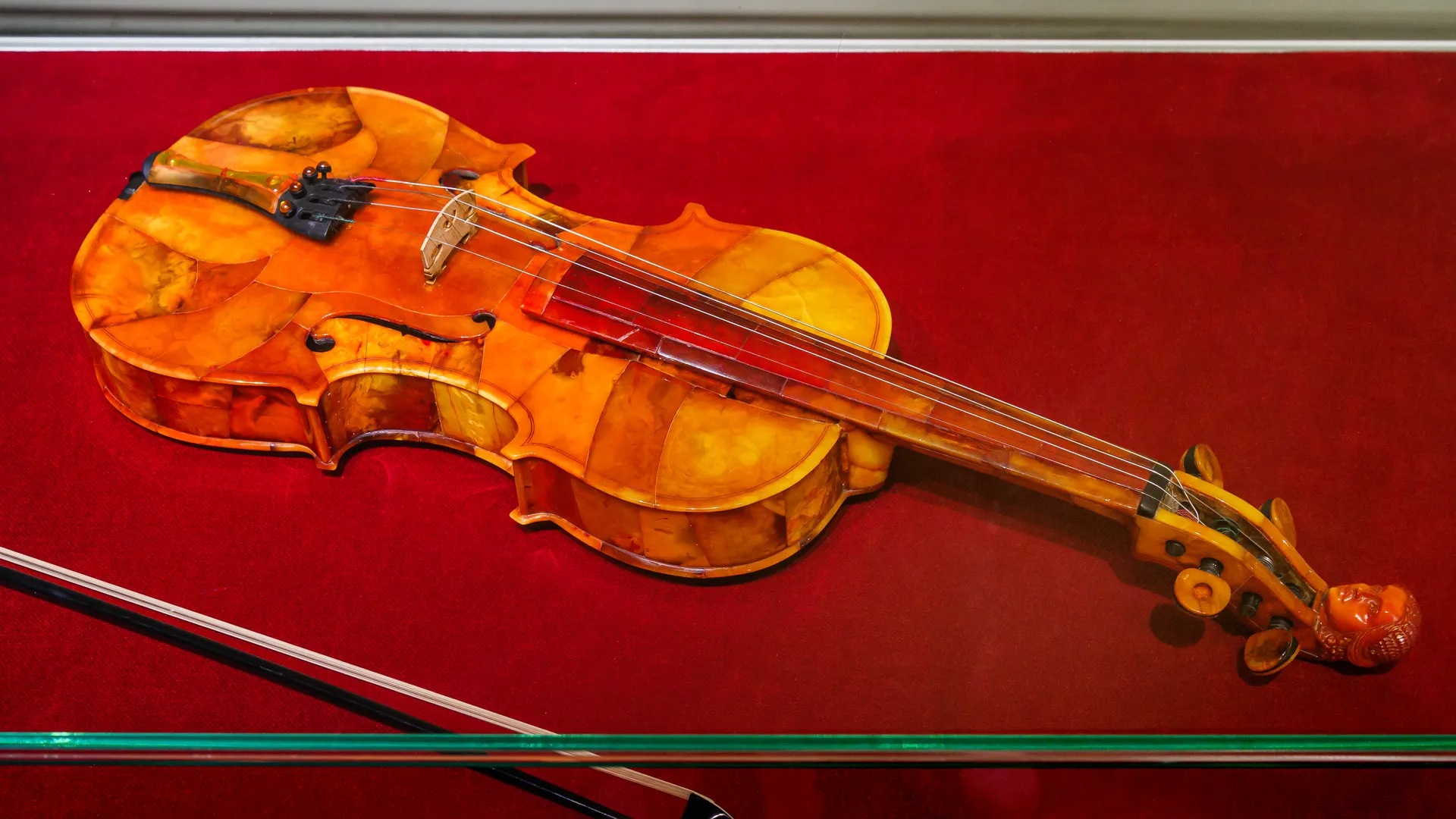 Выставка «Солнечный камень. Янтарь Александра Крылова» в Сергиево-Посадском музее-заповеднике