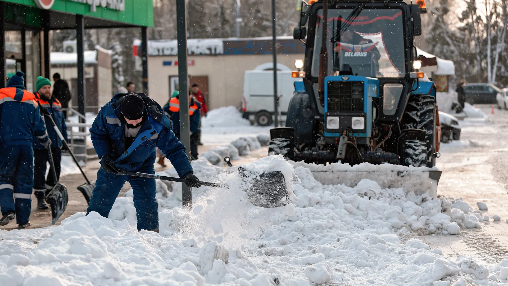Уборка снега в поселке Большие Вяземы Одинцовского округа