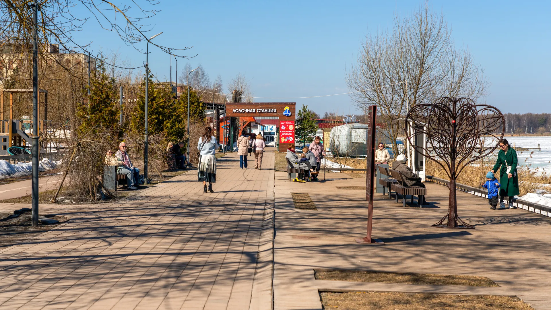 Весна на набережной озера Сенеж в Солнечногорске