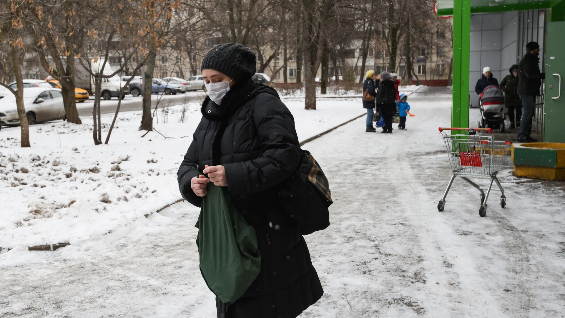 Люди в масках в период эпидемии коронавируса