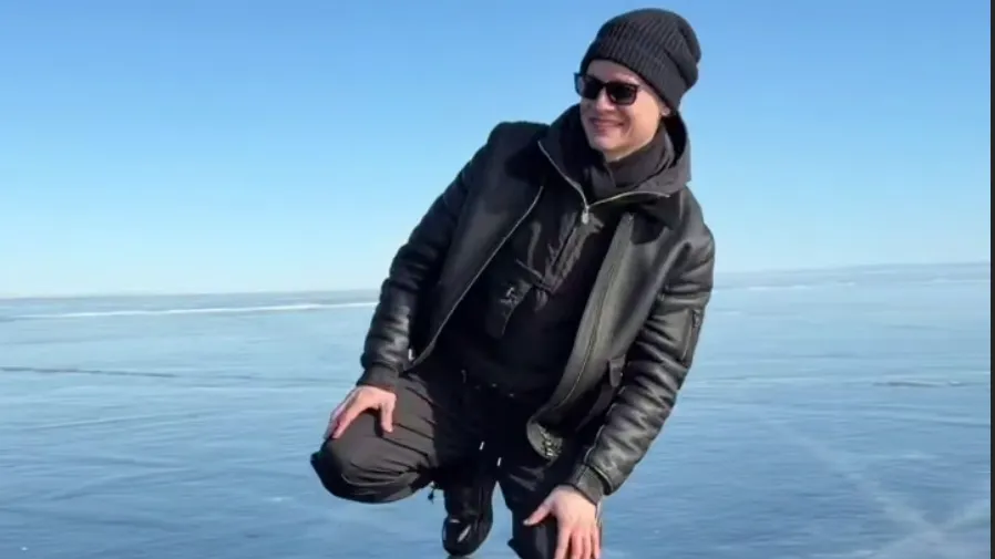 Скриншот с видеозаписи певца