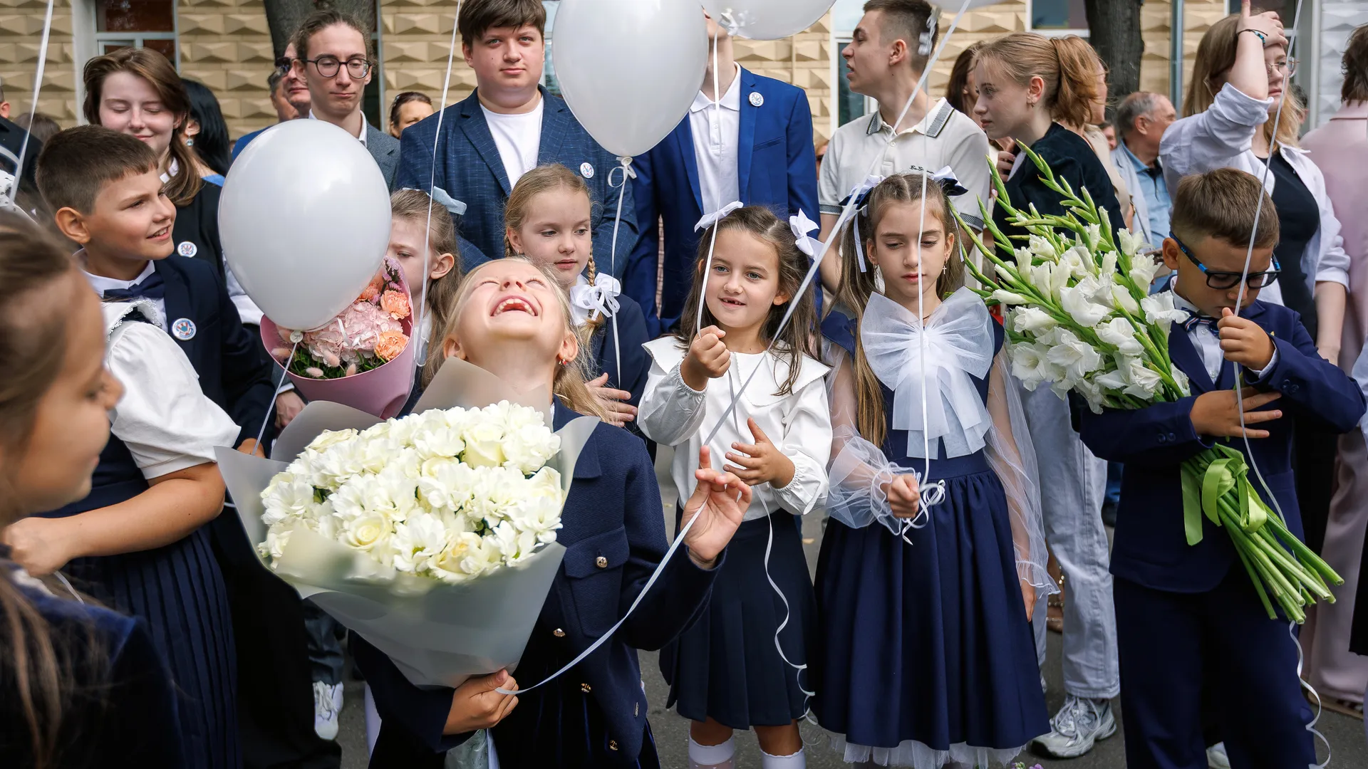 Первоклассники 1 сентября на линейке в школе
