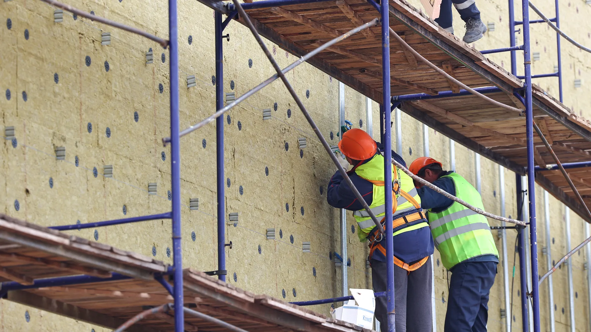 Андрей Воробьев проверил ход ремонта бассейна в поселке Селятино