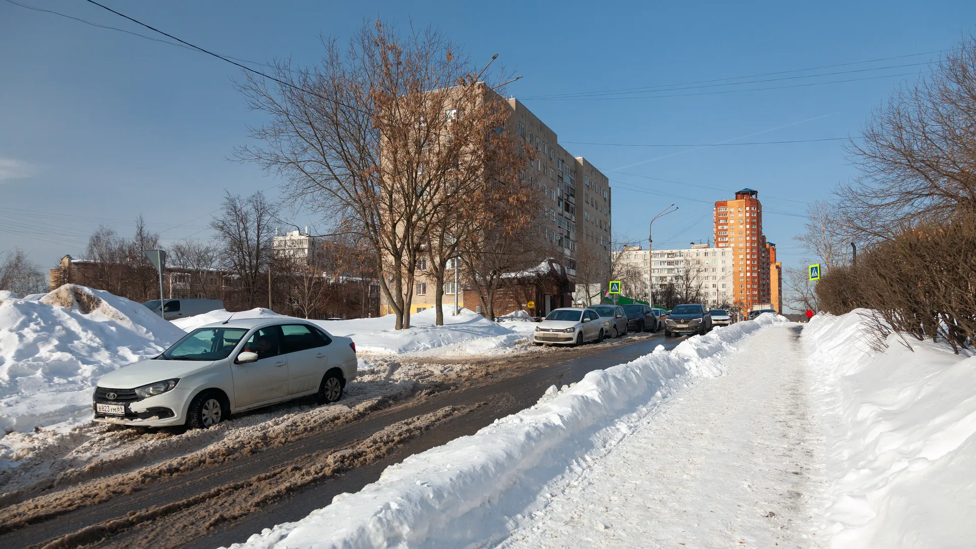 Зимние виды улиц города Дзержинский