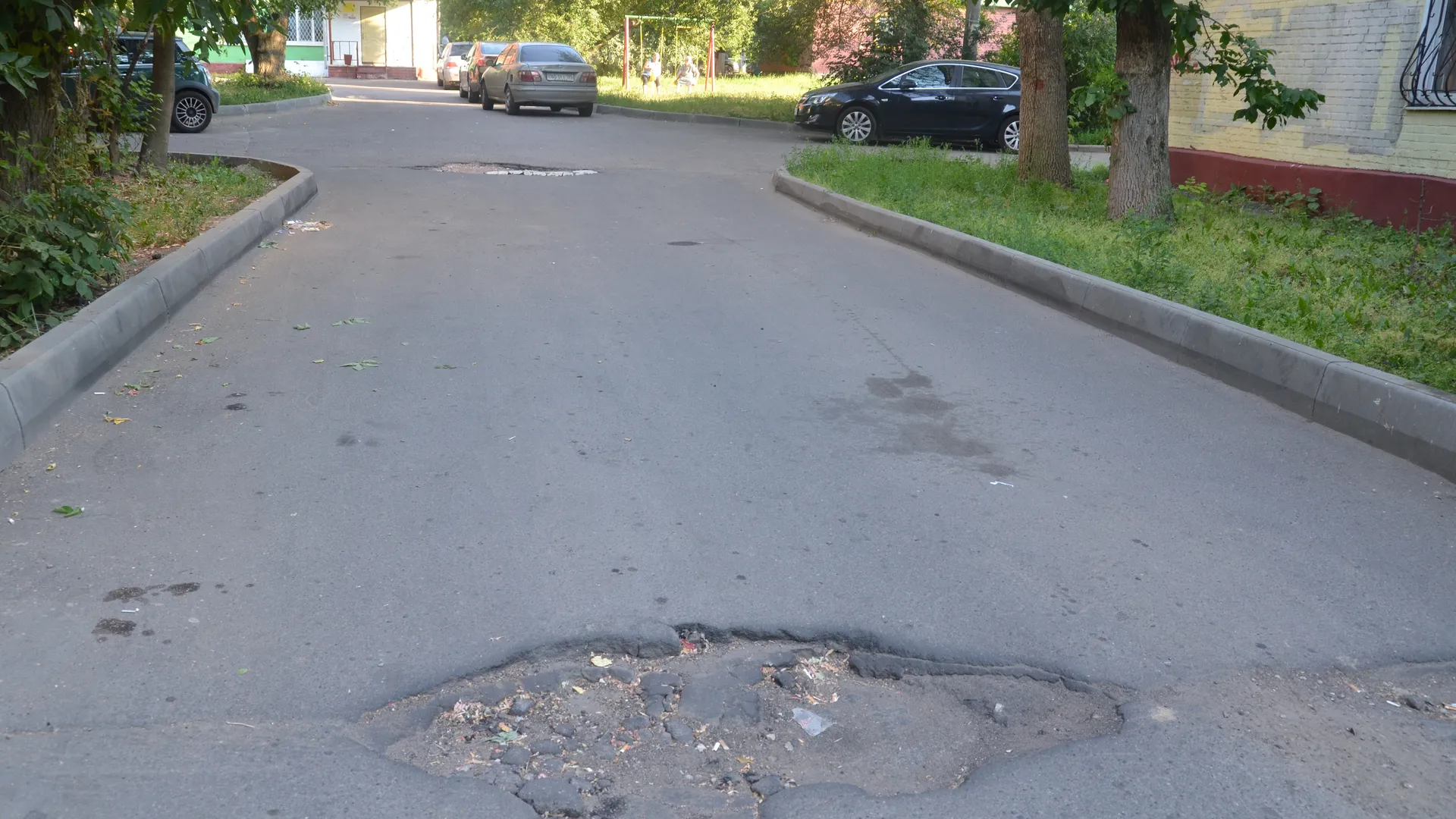 Разбитое дорожное покрытие на Революционном проспекте в Подольске