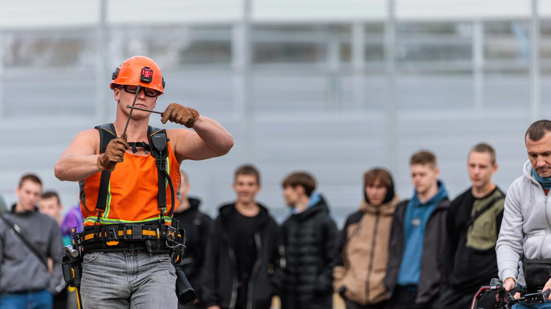 Развлекательное мероприятие на демонстрацию силовых упражнений на фестивале рабочих профессий