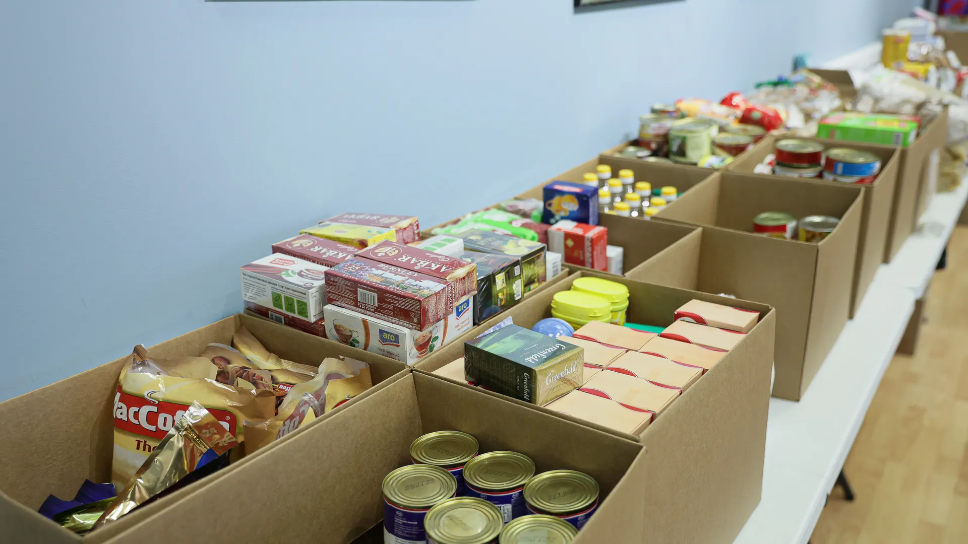 Посещение губернатором Подмосковья пункта сбора гуманитарной помощи для жителей ЛДНР в «Молодежном центре» в Красногорске