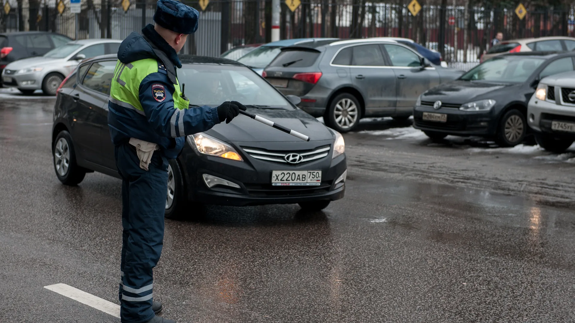 Сотрудники ГИБДД поздравляют женщин в преддверии 8 марта