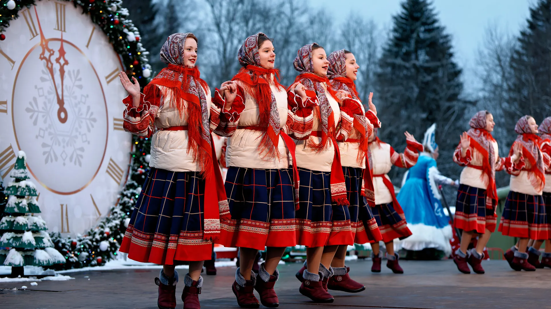 Торжественные проводы главной новогодней елки страны в Москву