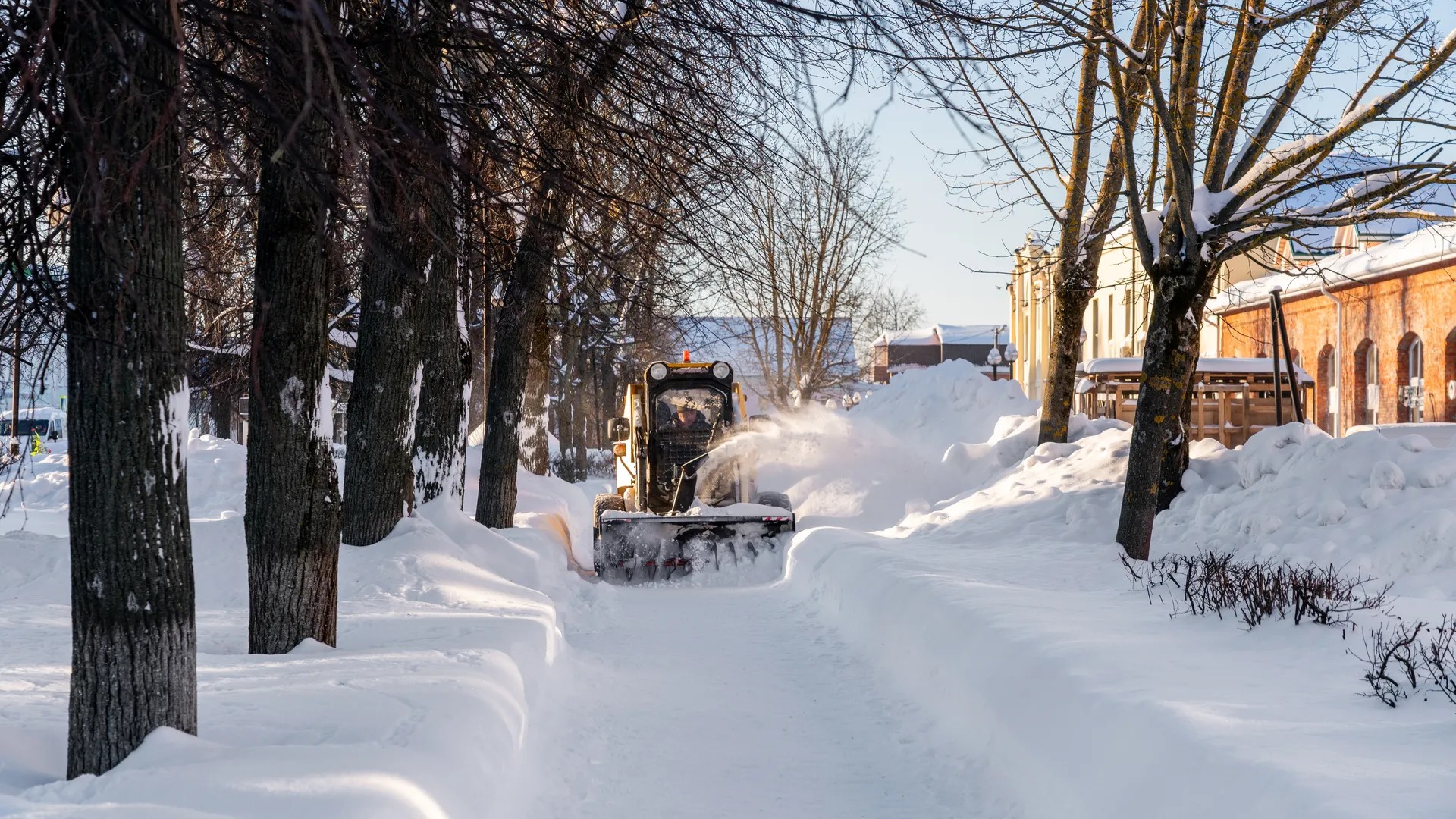 Трактор чистит дорожку в сквере Можайска