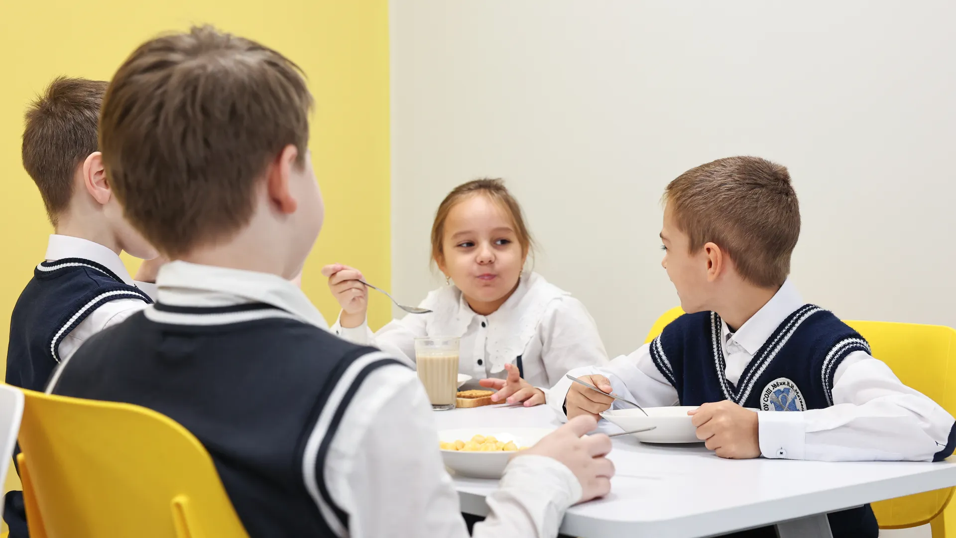 В Химках по президентской программе модернизировали одну из старейших в городе школ