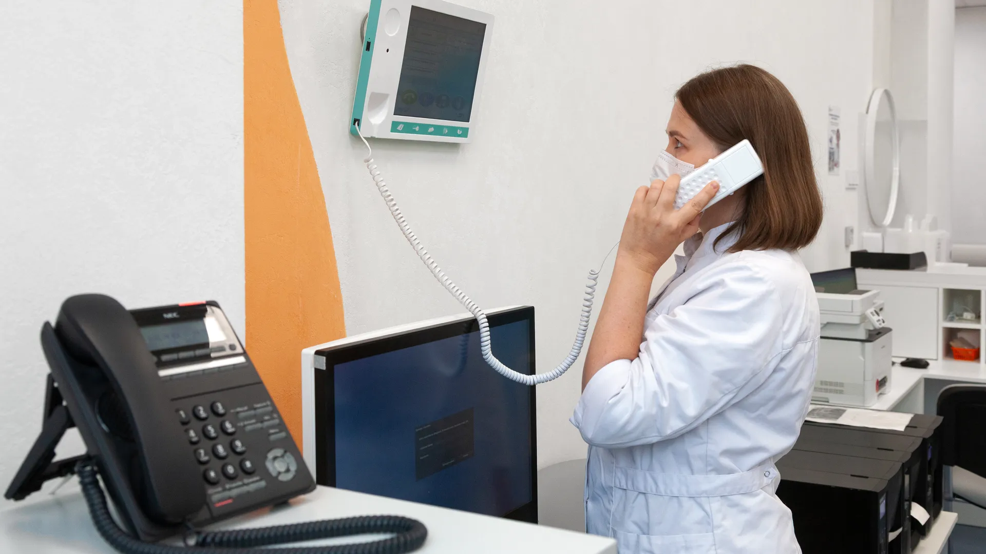 Медсестра отвечает на экстренный вызов из палаты в Детском клиническом центре им. Л. Рошаля в Красногорске