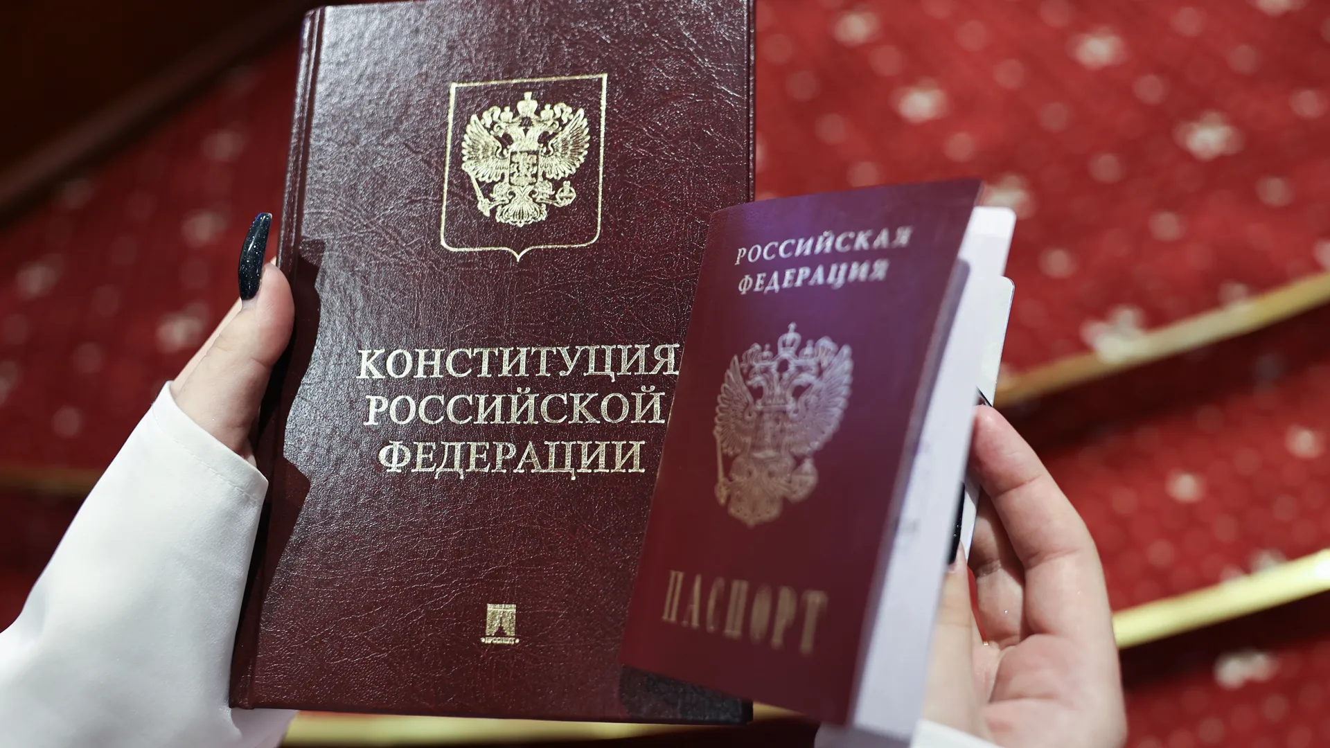 Андрей Воробьев вручил первые паспорта юным жителям Подмосковья