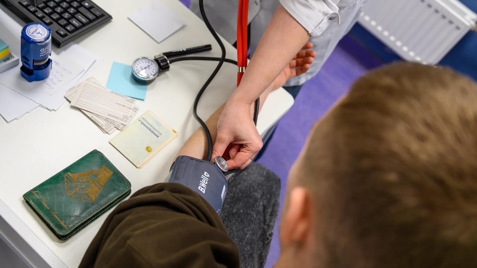 Пациент на приеме у врача в поликлинике поселка Октябрьский округа Люберцы