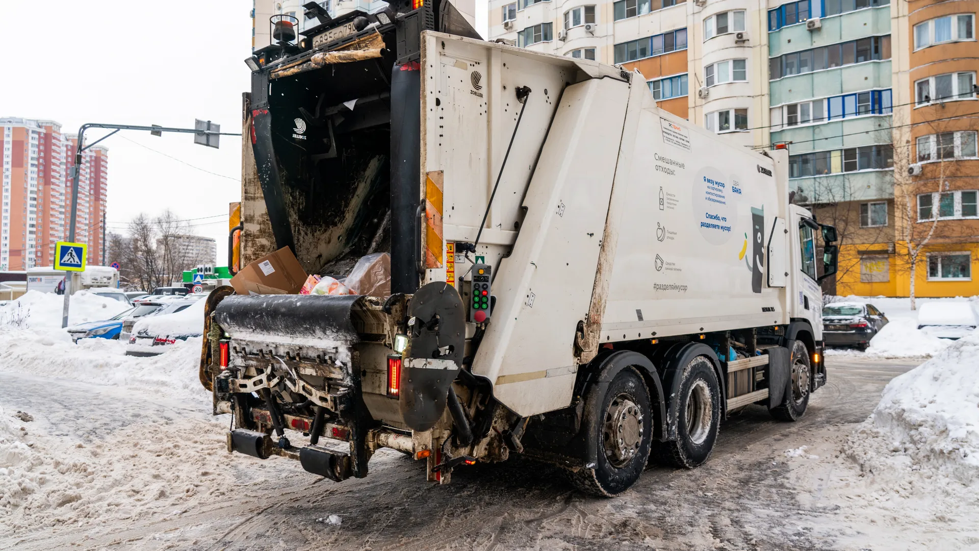Работа мусоровозов зимой в Красногорске