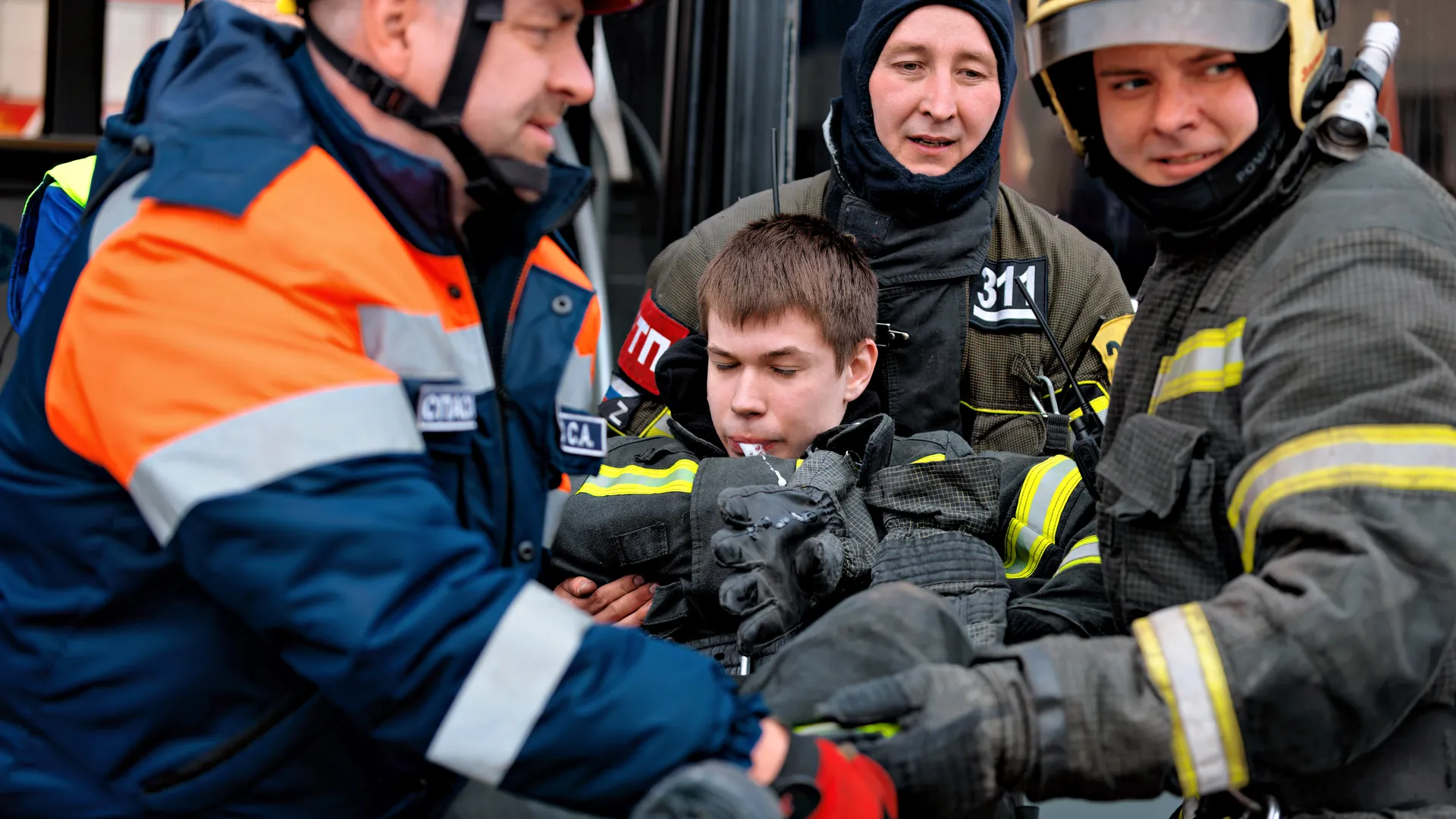 Помощь пострадавшему на месте ДТП на учениях Мособлпожспаса совместно с медициной катастроф в Чехове