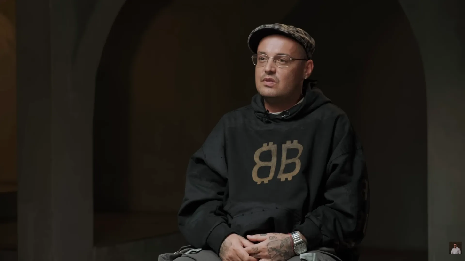 Guf (Алексей Долматов) на интервью у психиатра-нарколога Игоря Лазарева/кадр интервью на YouTube-канале «Доктор Лазарев»