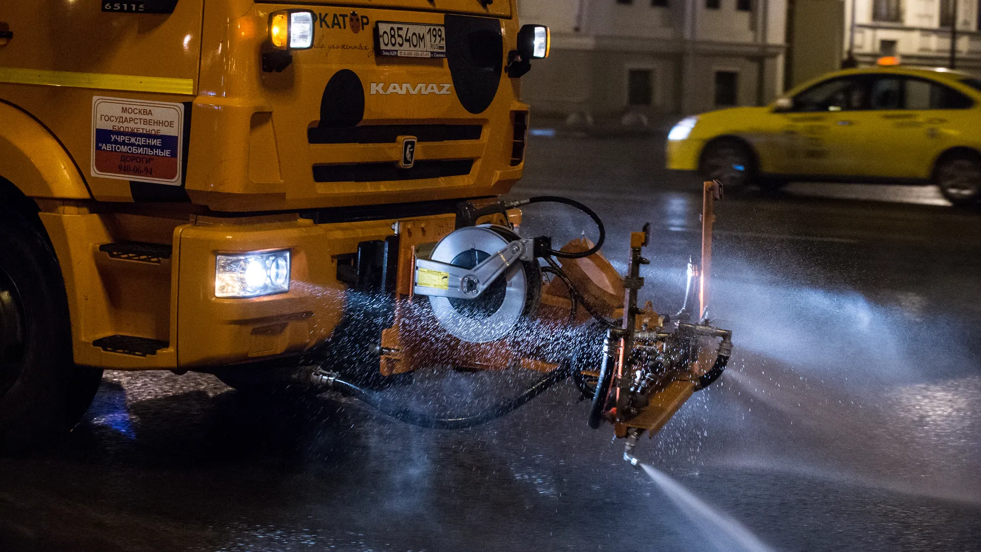 Помывка дорог после зимы в Москве