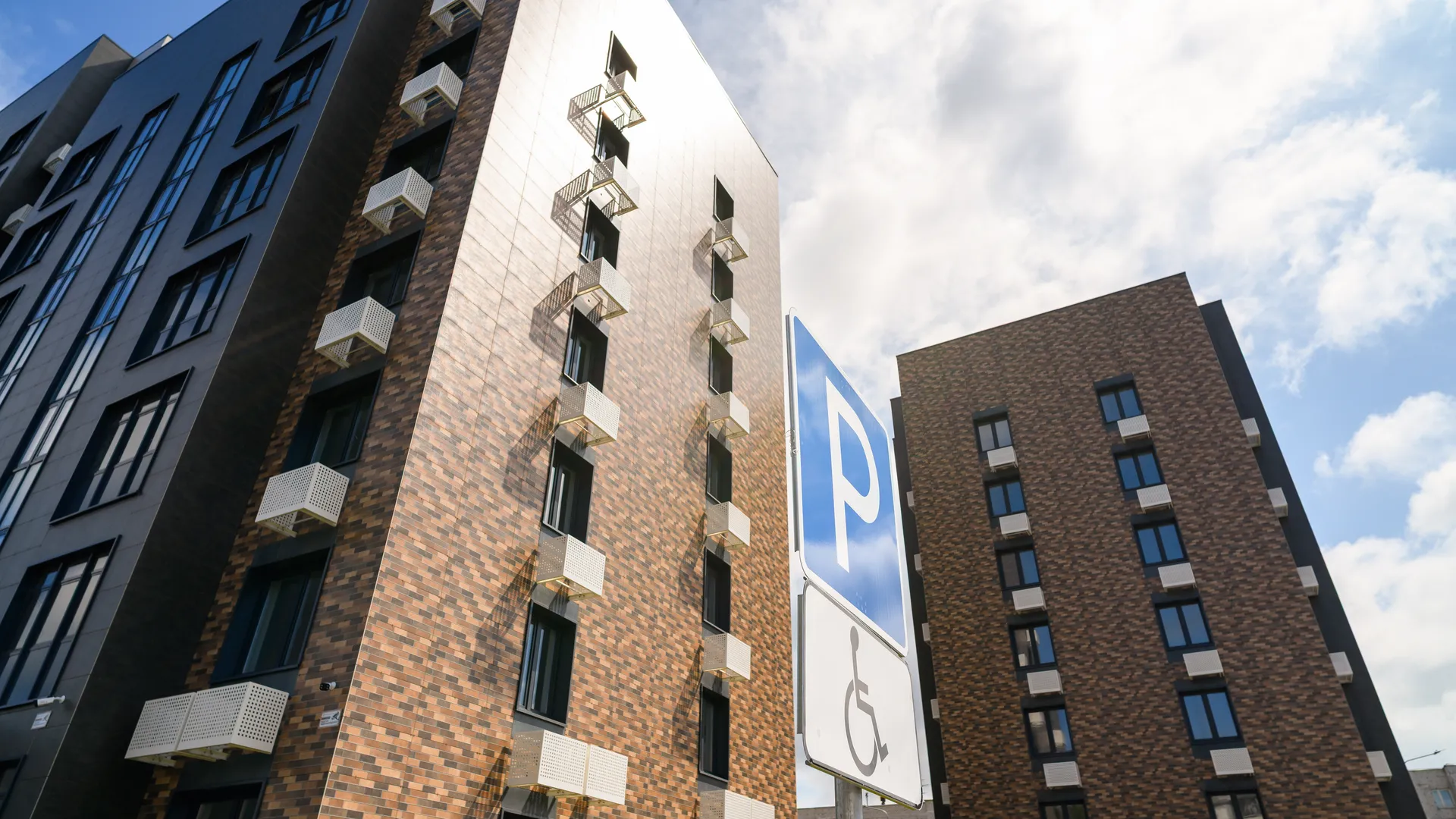 Парковка для инвалидов у многоквартирного дома для переселенцев из аварийного жилья на улице Кирова