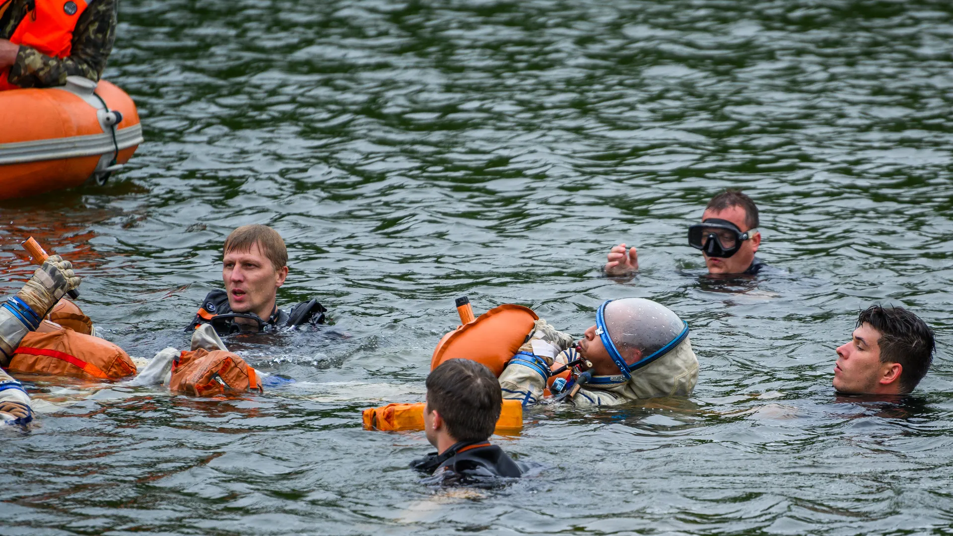 Тренировка космонавтов по действиям после посадки на воду в Ногинске