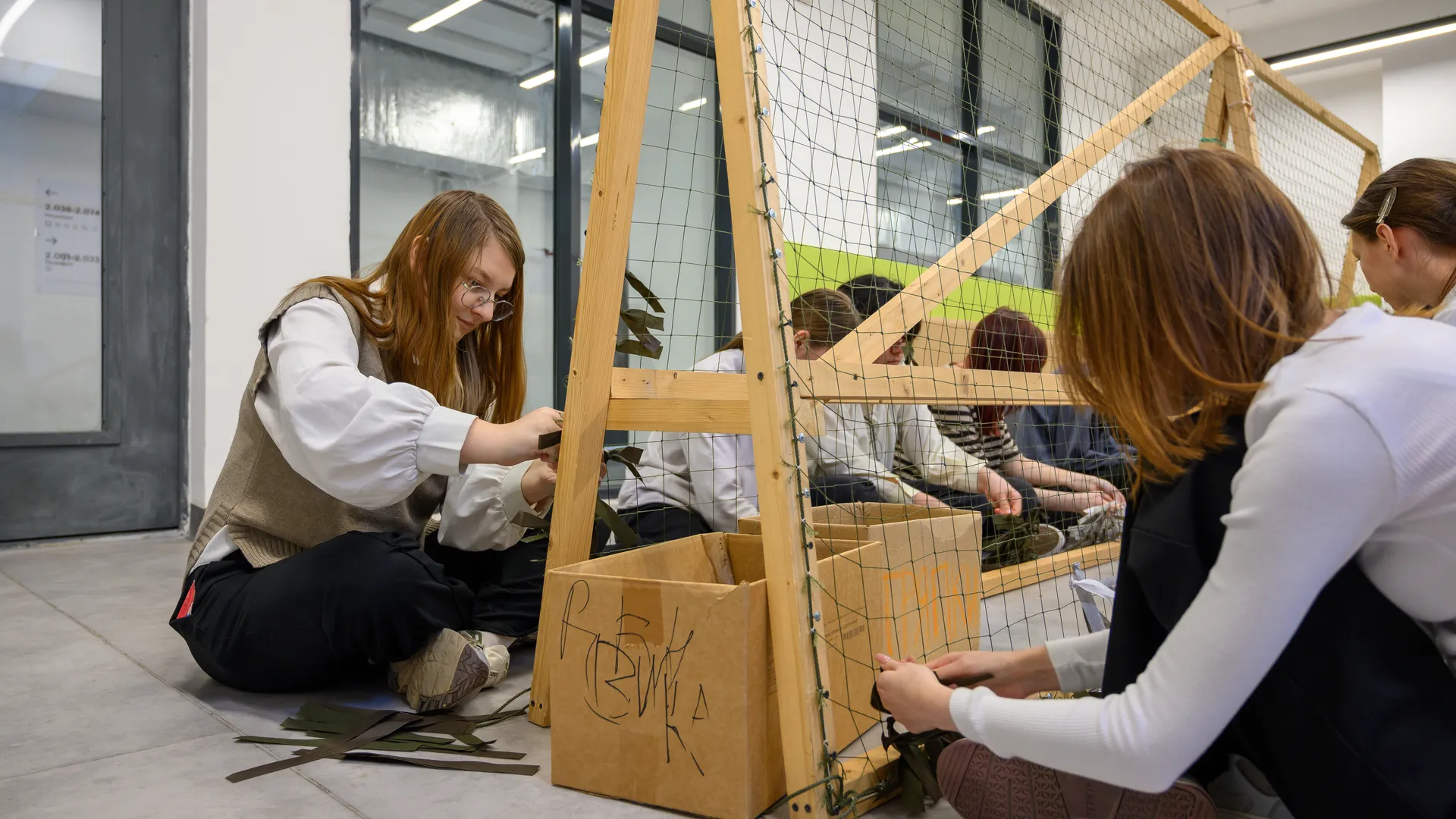 Ученики школы «Диалог» в ЖК «Мытищи парк» плетут маскировочные сети
